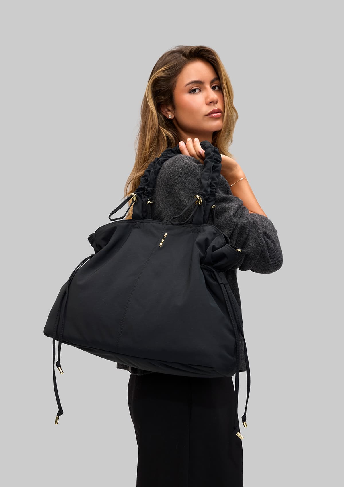 Tragebild mit Model auf neutralem Hintergrund des Produktes Easy Companion L in der Farbe Black in der Größe L
