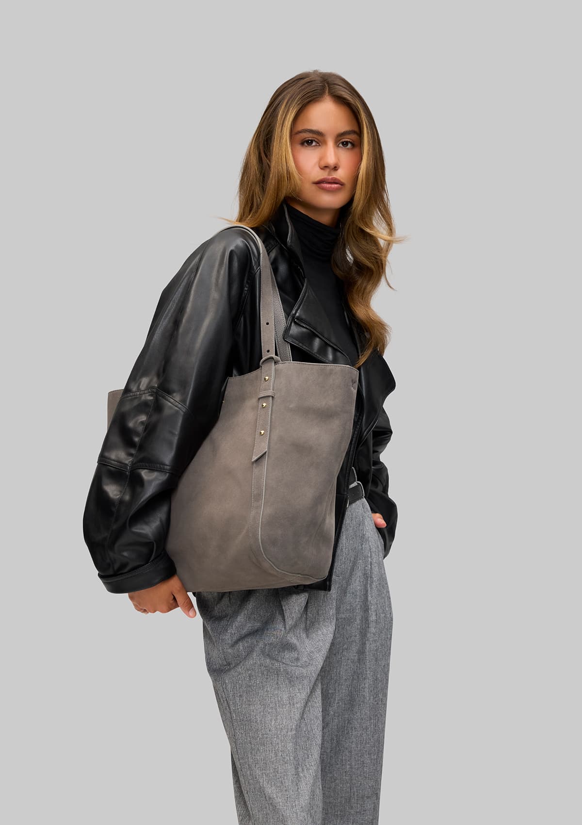 Tragebild mit Model auf neutralem Hintergrund des Produktes Pretty Wonder Suede in der Farbe Grey