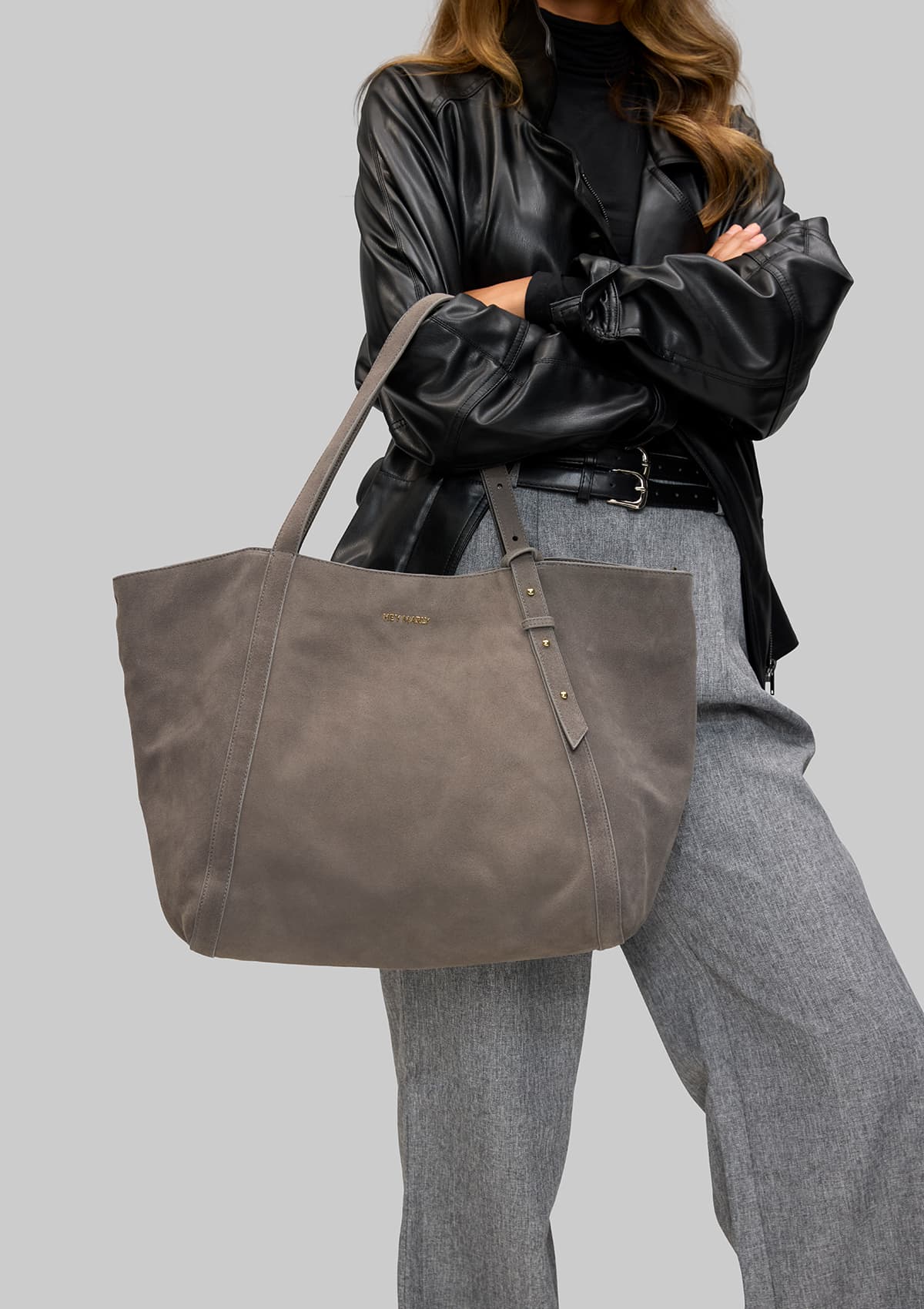 Tragebild mit Model auf neutralem Hintergrund des Produktes Pretty Wonder Suede in der Farbe Grey