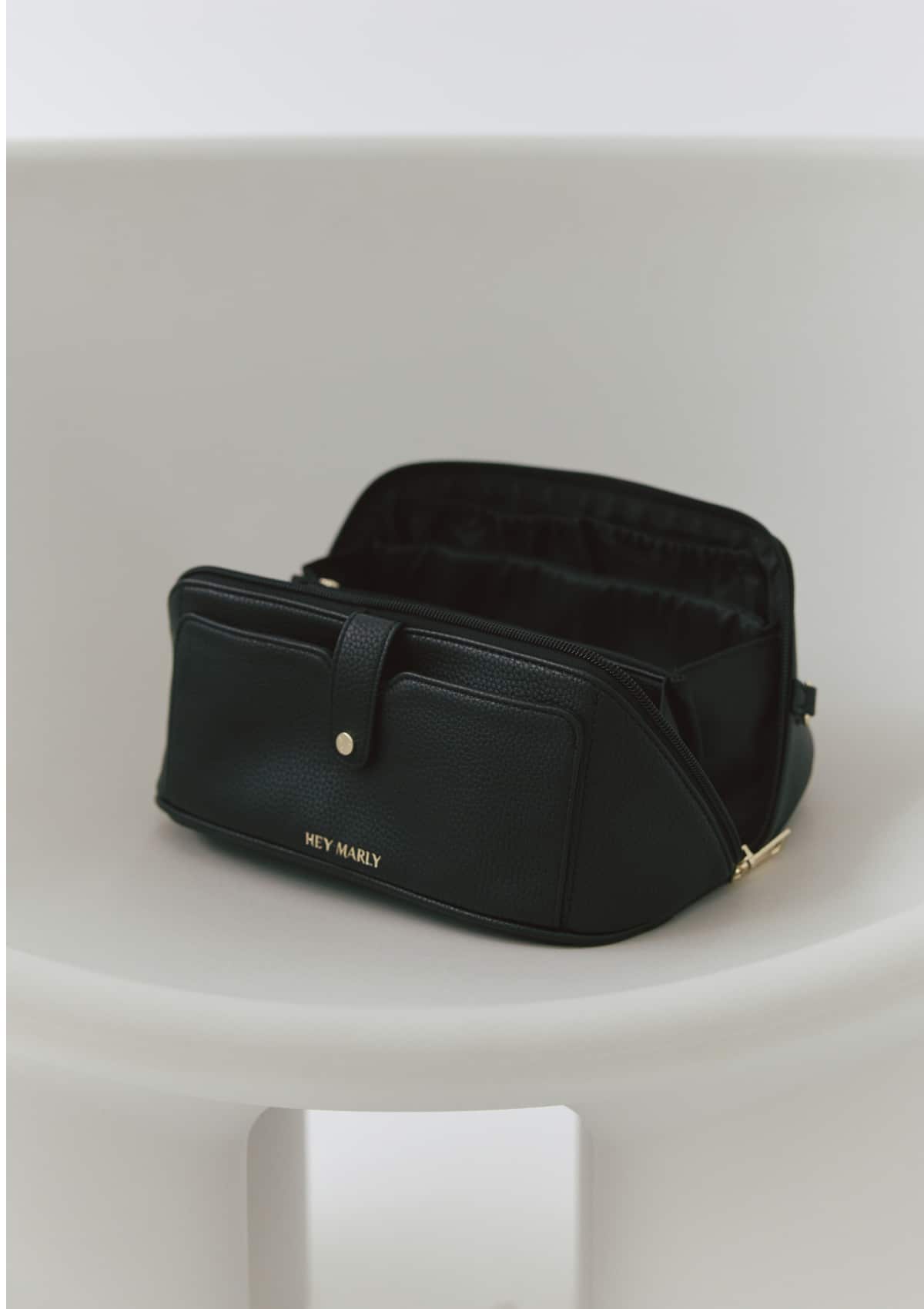 Tragebild mit Model auf neutralem Hintergrund des Produktes Travel Wonder in der Farbe Black