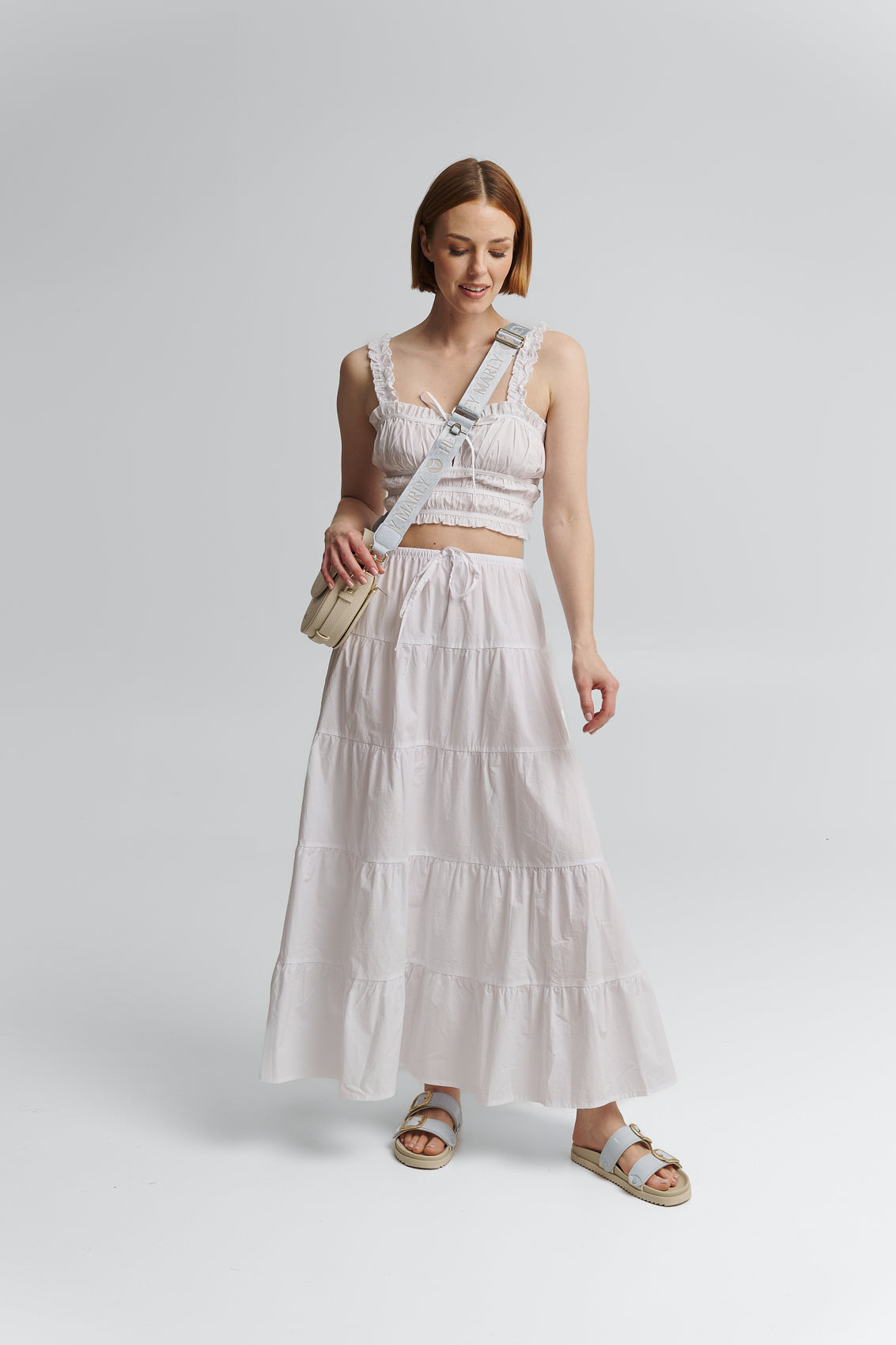 Tragebild mit Model auf neutralem Hintergrund des Produktes Signature Strap in der Farbe Blue Light