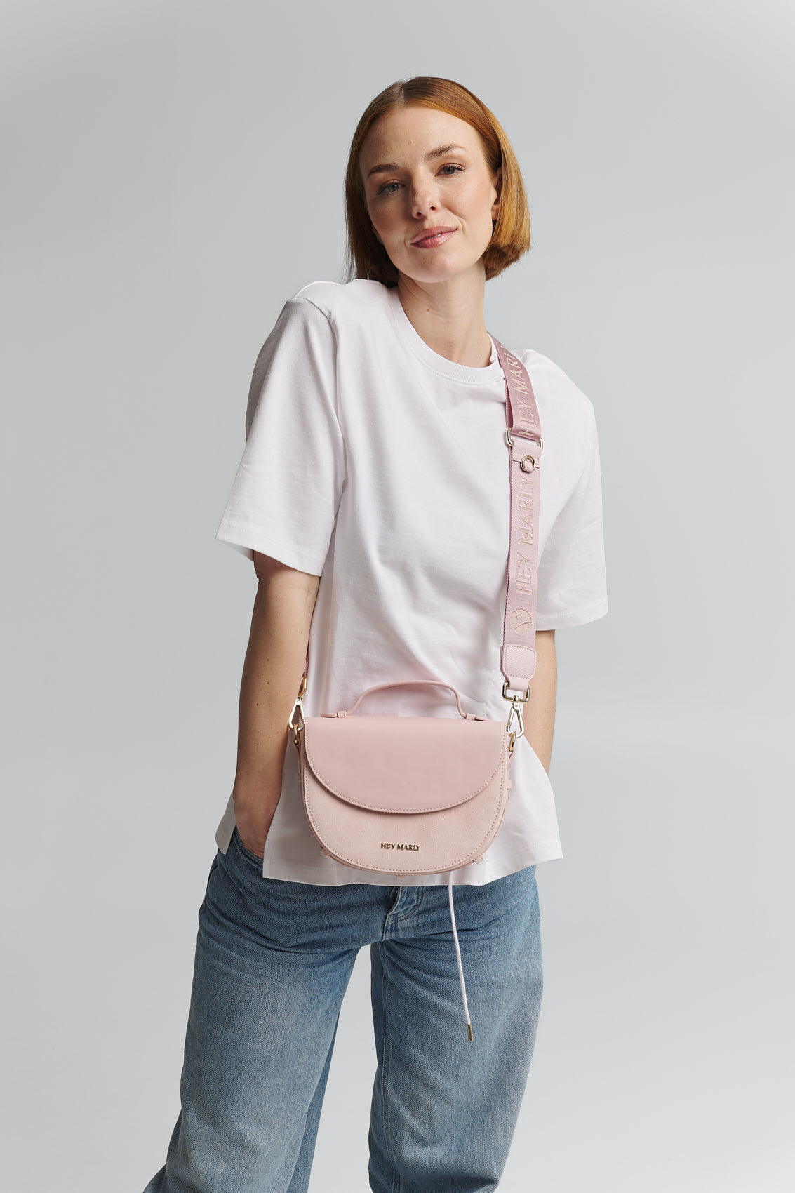 Tragebild mit Model auf neutralem Hintergrund des Produktes Signature Strap in der Farbe Rose Light