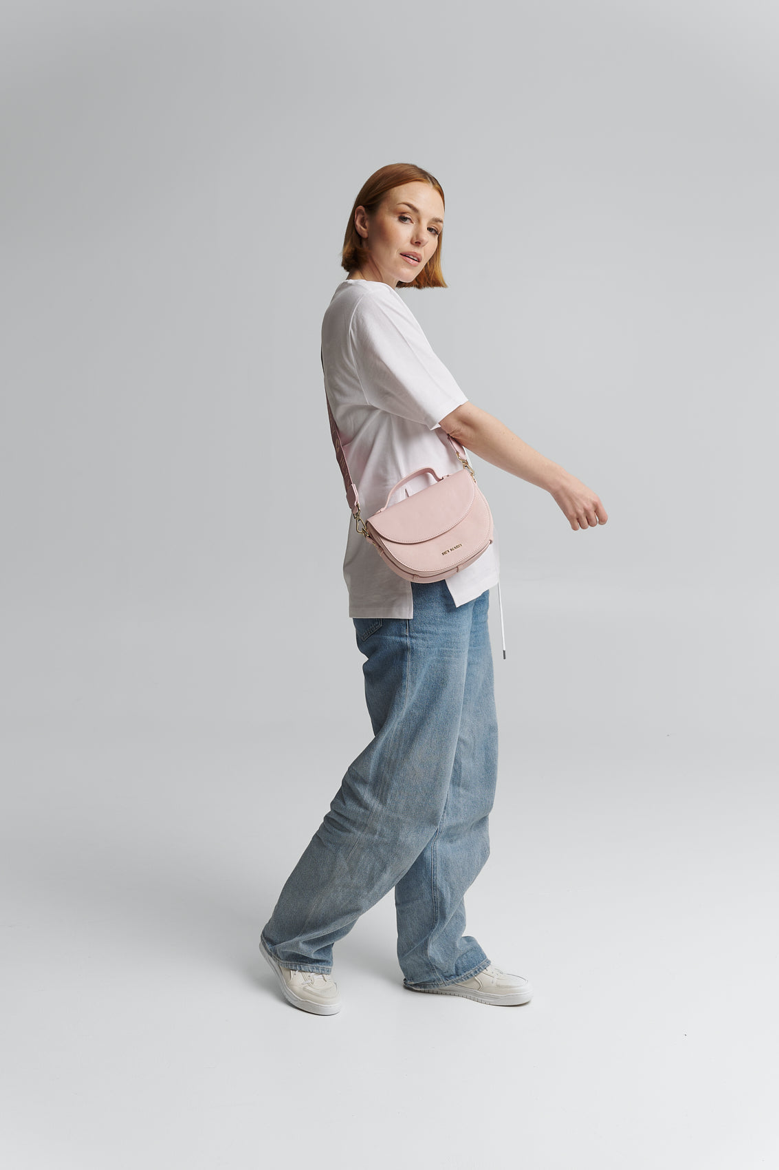 Tragebild mit Model auf neutralem Hintergrund des Produktes Signature Strap in der Farbe Rose Light