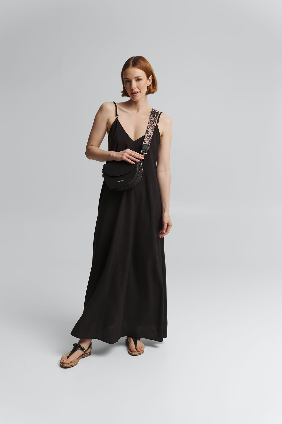 Tragebild mit Model auf neutralem Hintergrund des Produktes Animal Print Strap in der Farbe Leo