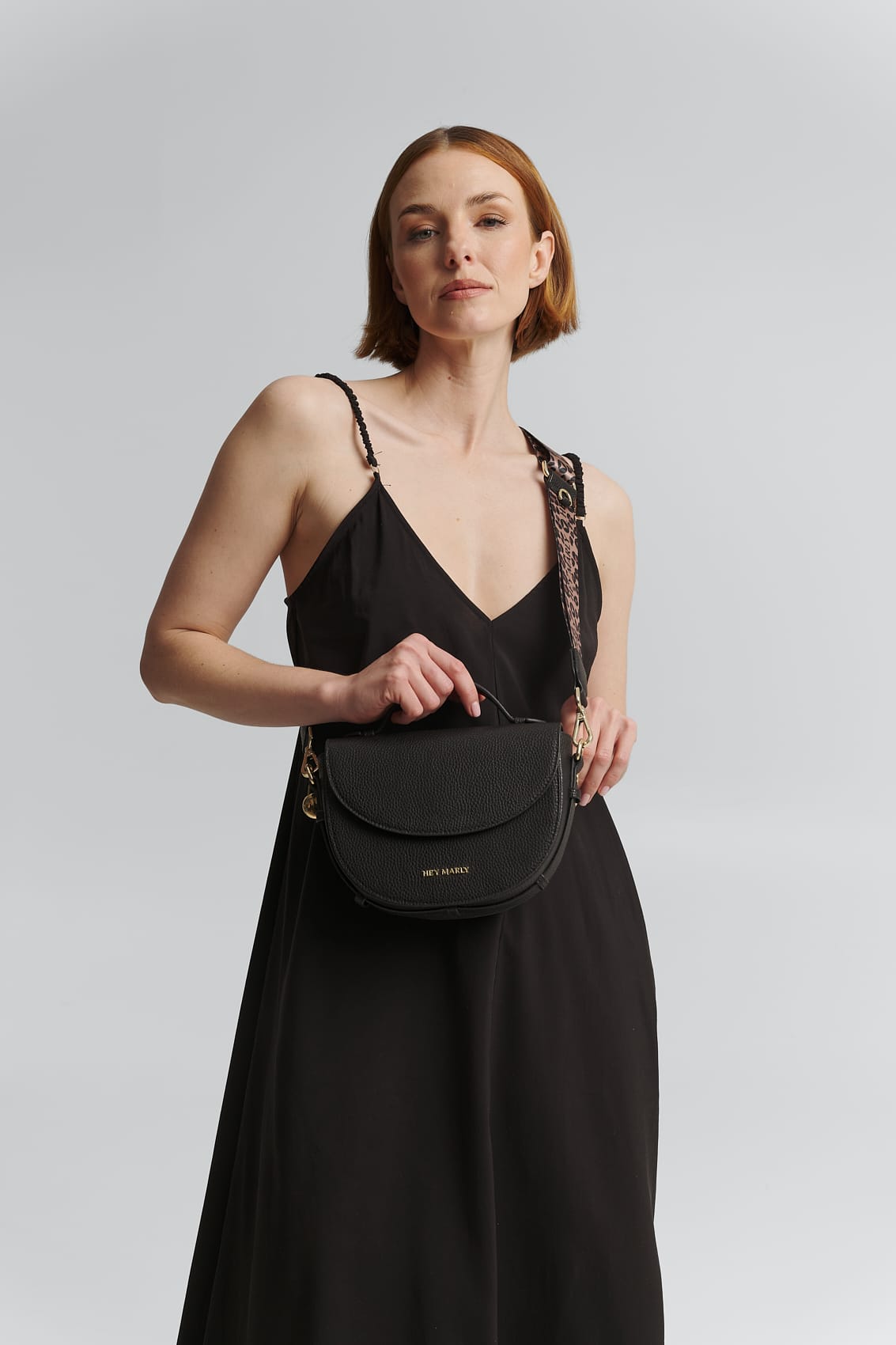 Tragebild mit Model auf neutralem Hintergrund des Produktes Animal Print Strap in der Farbe Leo