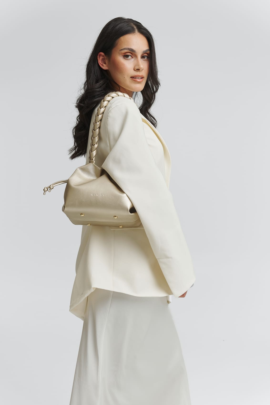 Tragebild mit Model auf neutralem Hintergrund des Produktes Braided Strap in der Farbe Gold