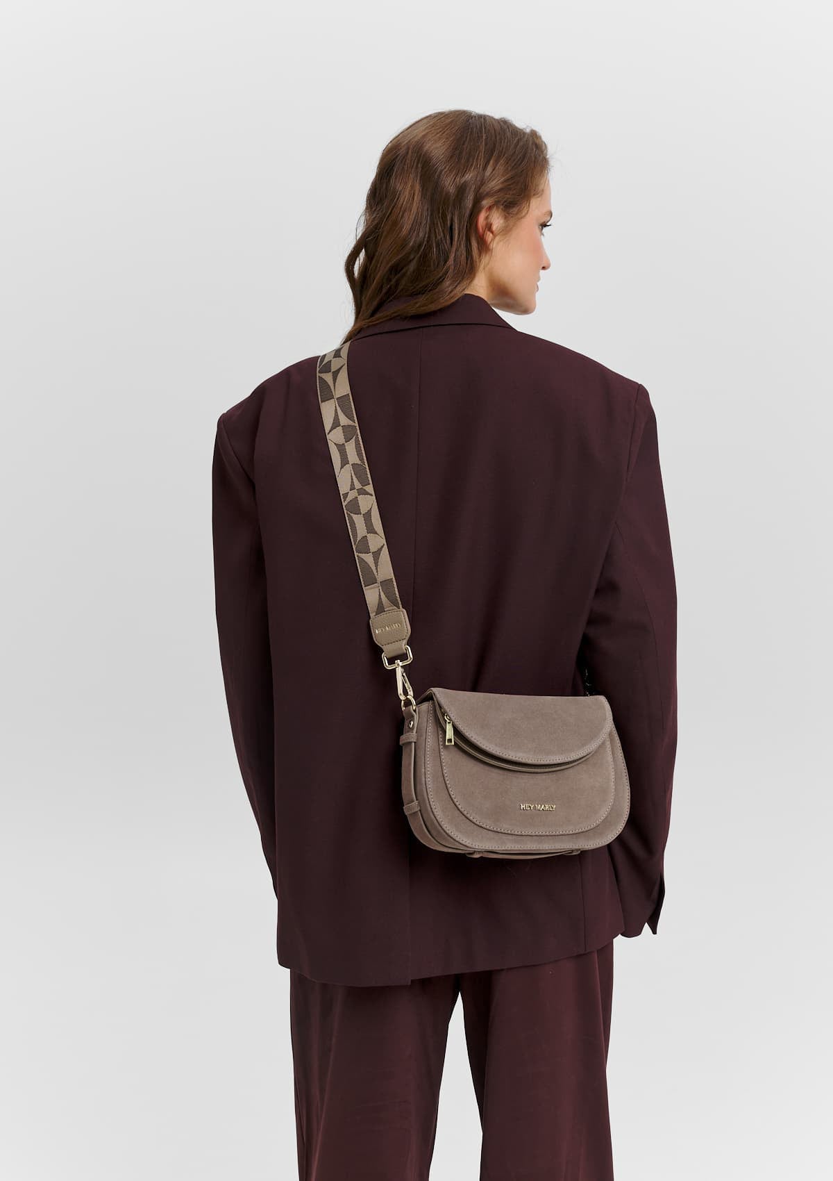 Tragebild mit Model auf neutralem Hintergrund des Produktes Iconic Strap in der Farbe Mocha-Coffee