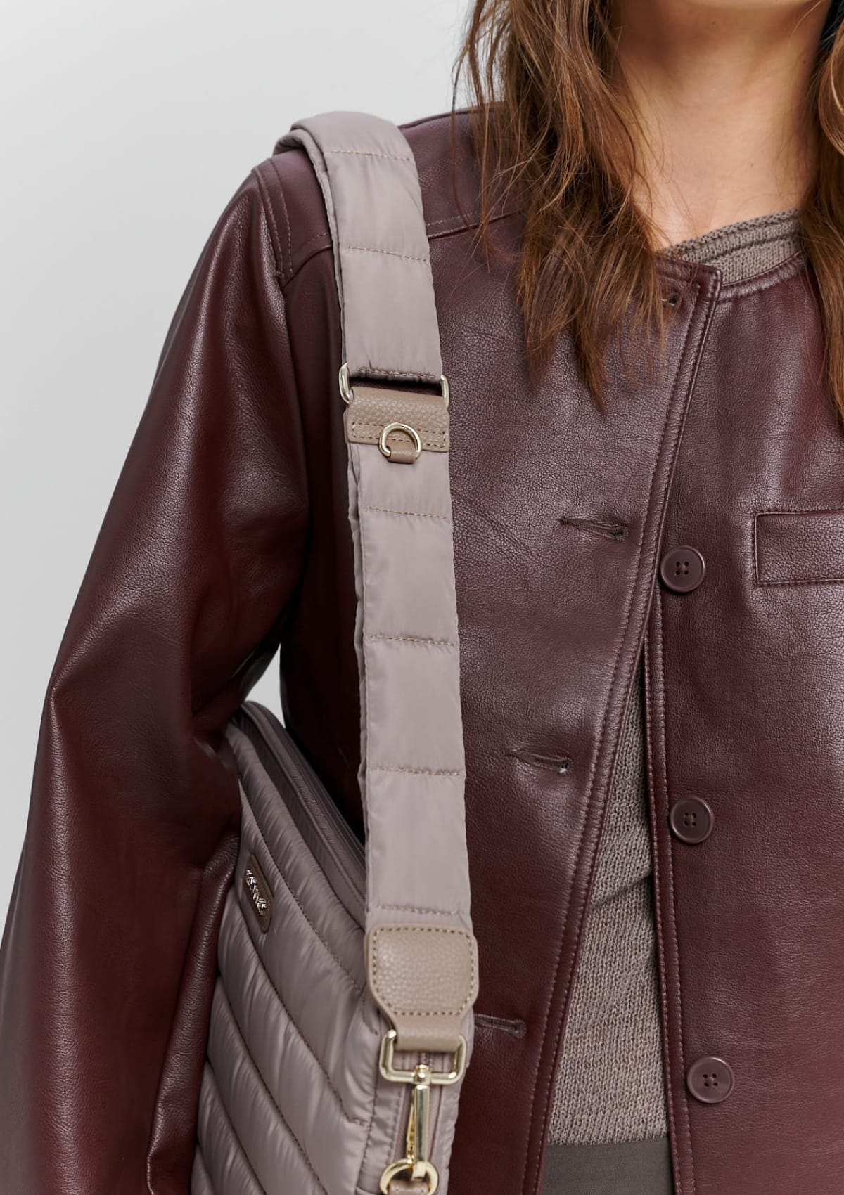 Tragebild mit Model auf neutralem Hintergrund des Produktes Puffy Strap in der Farbe Mocha