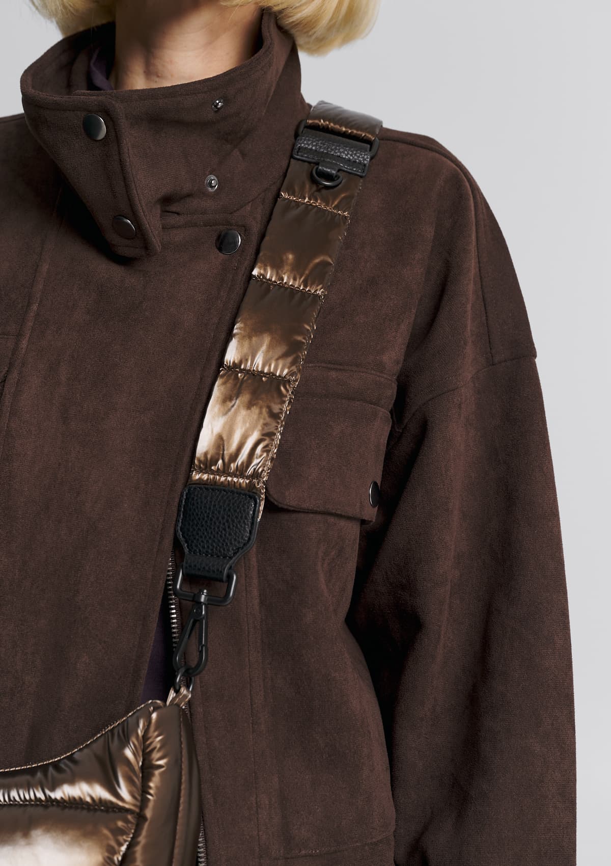 Tragebild mit Model auf neutralem Hintergrund des Produktes Puffy Nylon Strap Blaze in der Farbe Coffee