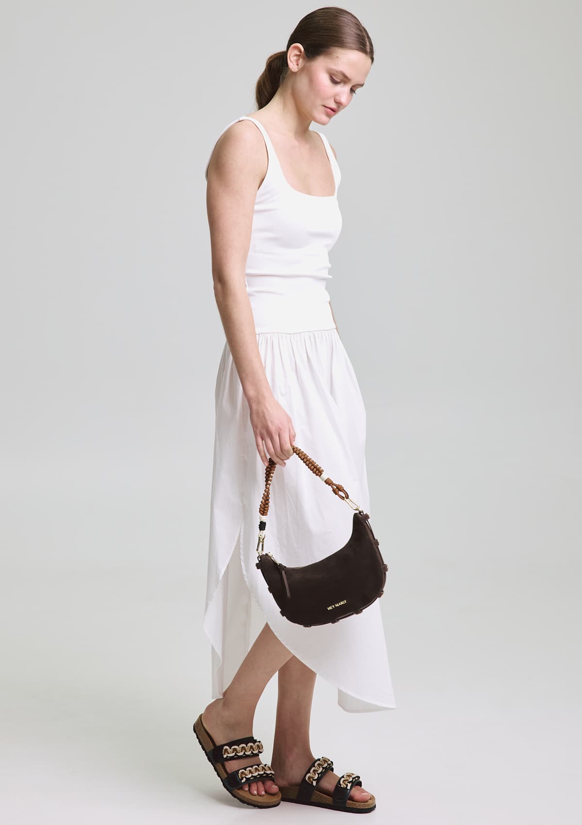 Tragebild mit Model auf neutralem Hintergrund des Produktes Nautic Strap in der Farbe Black-Crema