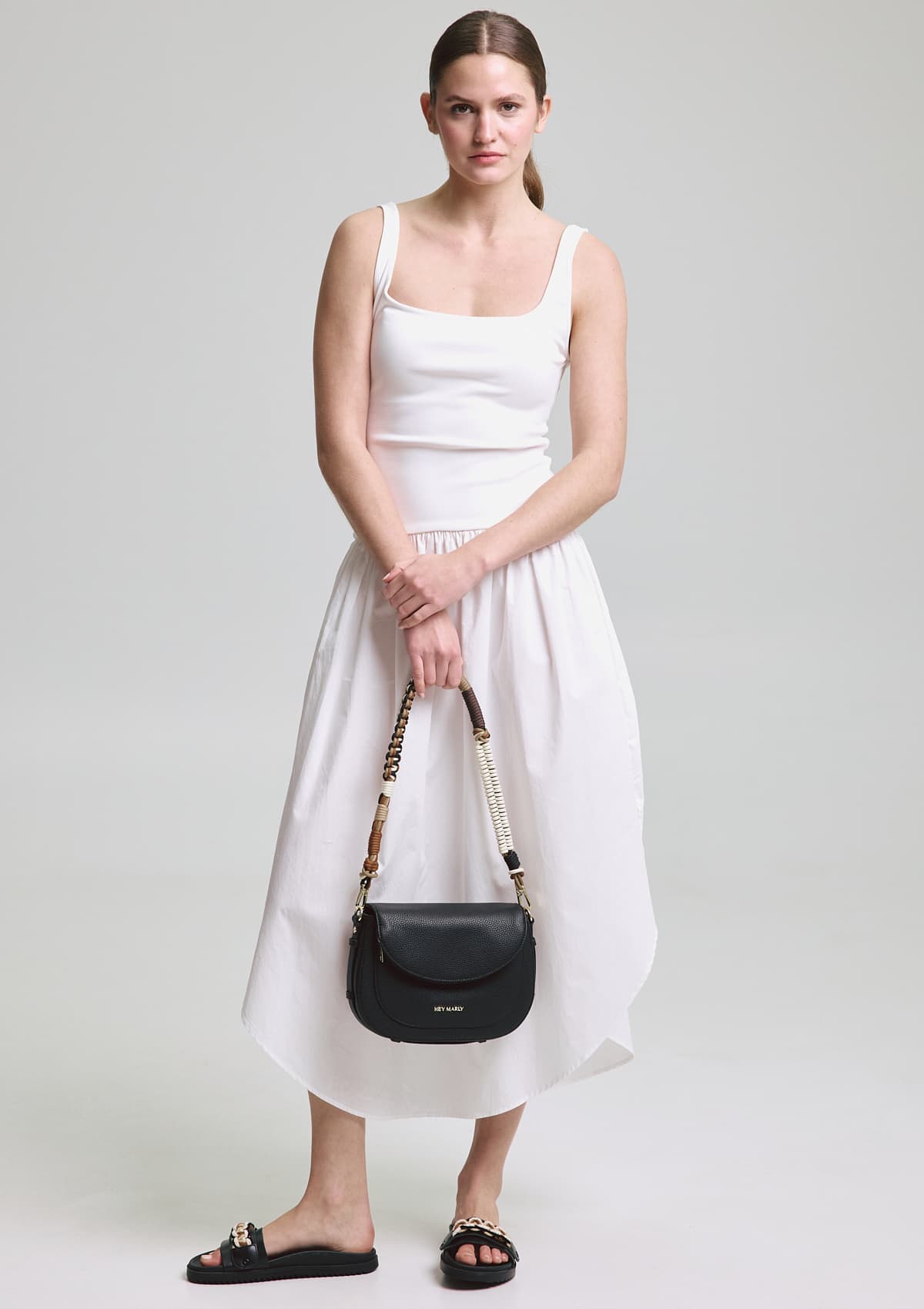 Tragebild mit Model auf neutralem Hintergrund des Produktes Nautic Strap in der Farbe Black-Crema