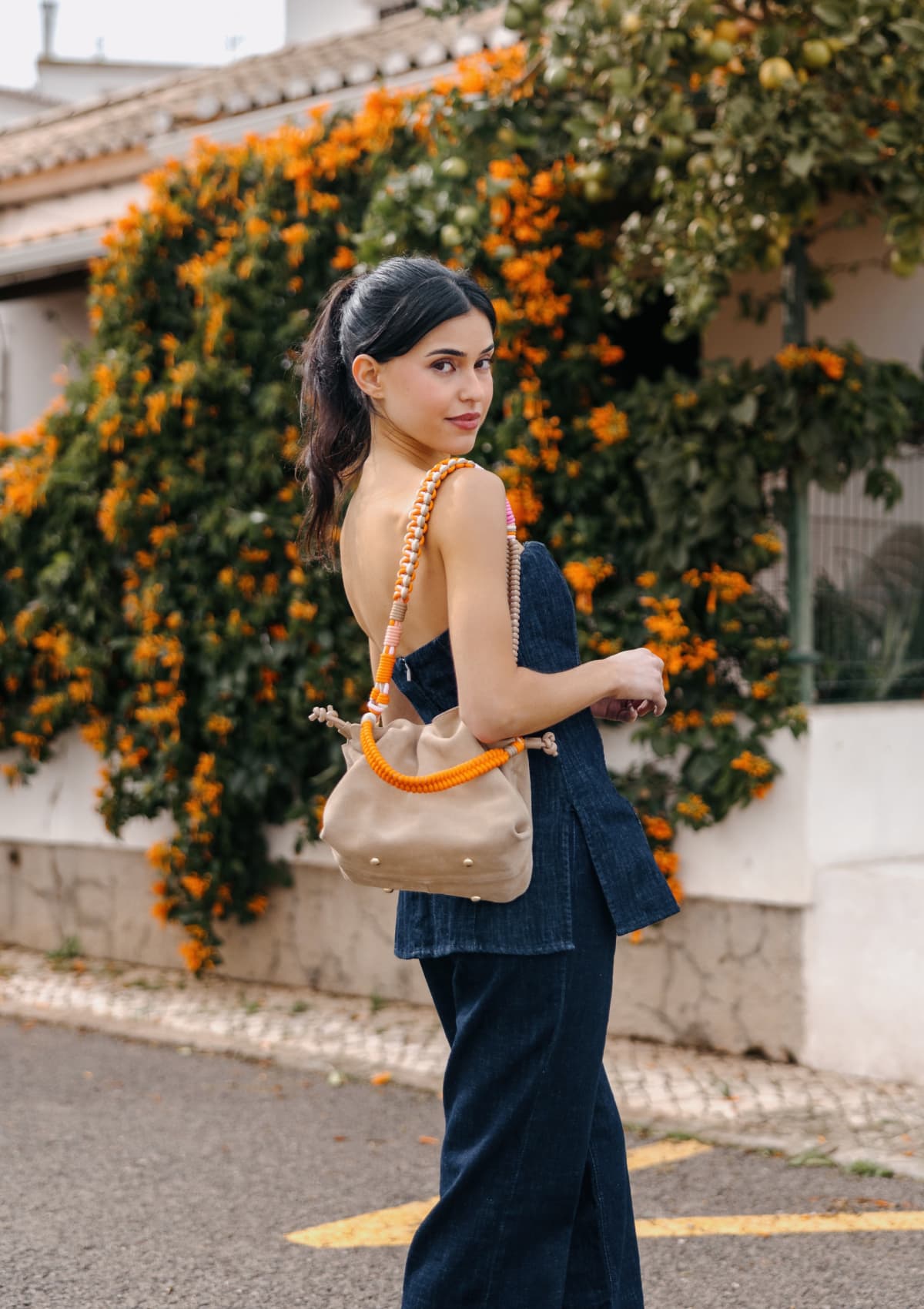 Tragebild mit Model auf neutralem Hintergrund des Produktes Nautic Strap in der Farbe Cognac-Orange