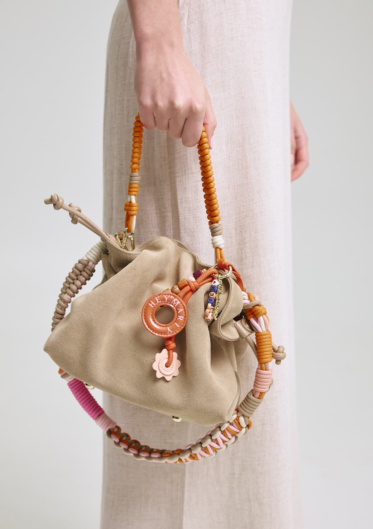 Tragebild mit Model auf neutralem Hintergrund des Produktes Nautic Strap in der Farbe Cognac-Orange