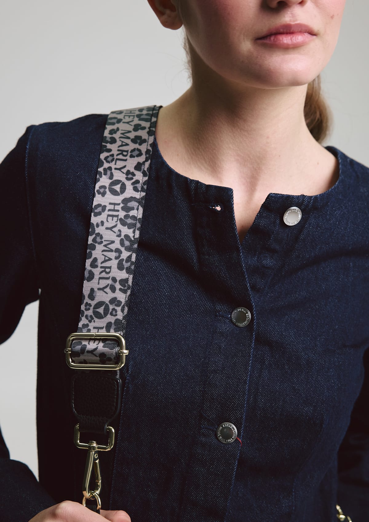 Tragebild mit Model auf neutralem Hintergrund des Produktes Animal Print Strap in der Farbe Leo Grey