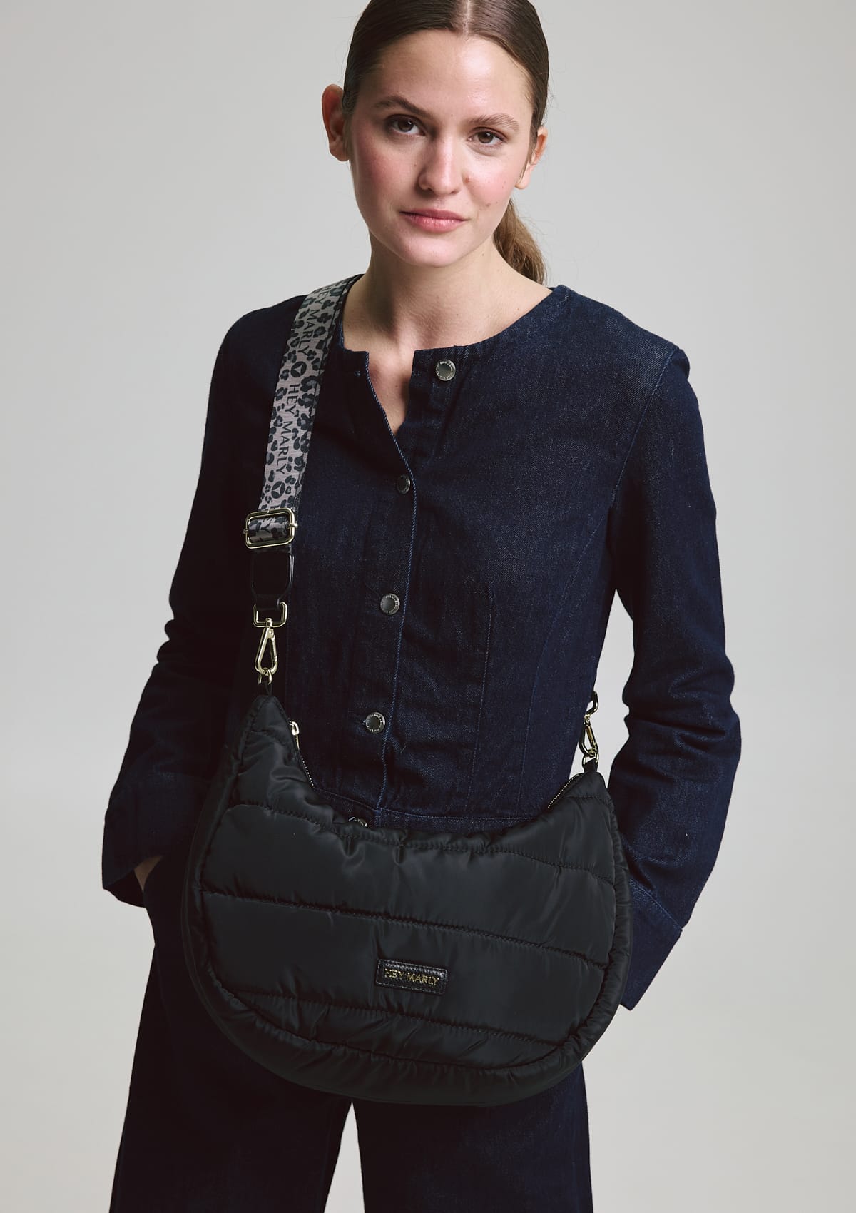 Tragebild mit Model auf neutralem Hintergrund des Produktes Animal Print Strap in der Farbe Leo Grey