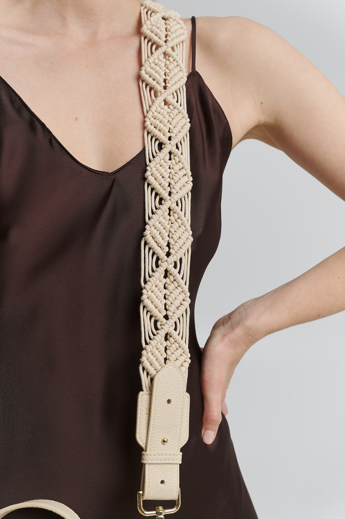 Tragebild mit Model auf neutralem Hintergrund des Produktes Makrame Strap in der Farbe Crema