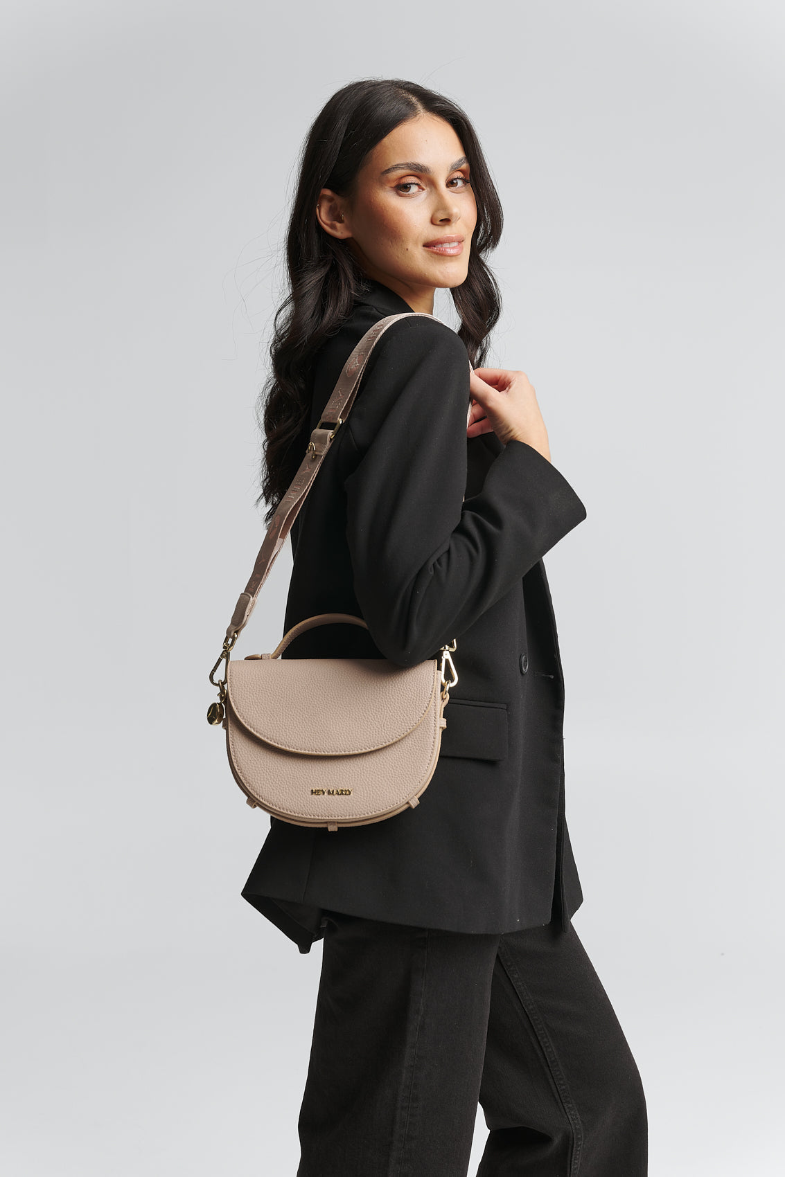 Tragebild mit Model auf neutralem Hintergrund des Produktes Signature Strap in der Farbe Nude