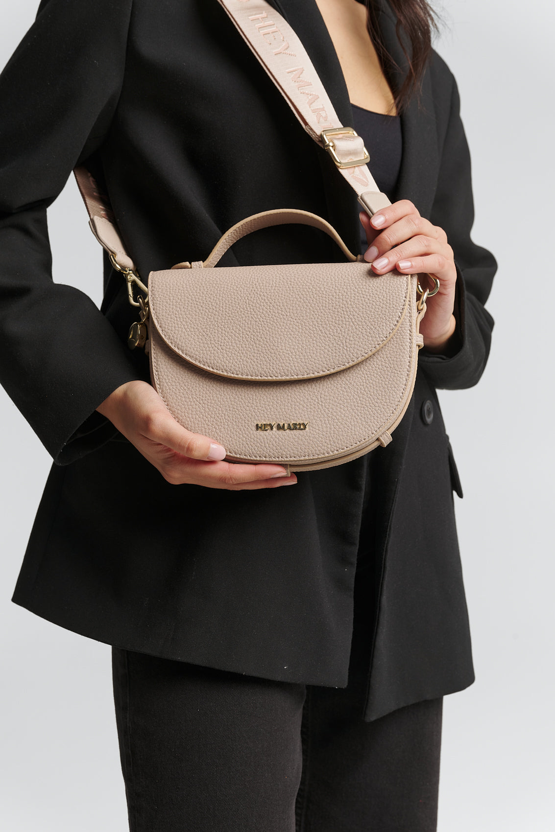 Tragebild mit Model auf neutralem Hintergrund des Produktes Signature Strap in der Farbe Nude