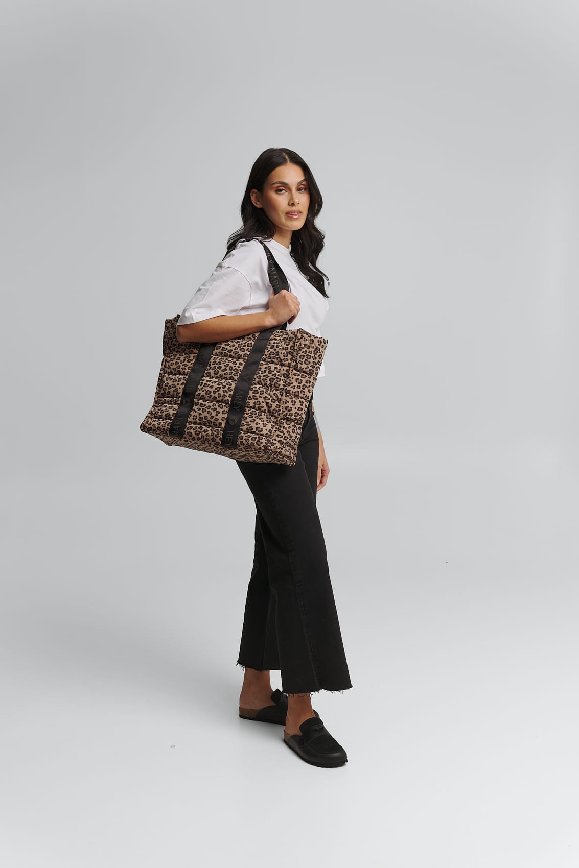 Tragebild mit Model auf neutralem Hintergrund des Produktes Best Buddy in der Farbe Leo