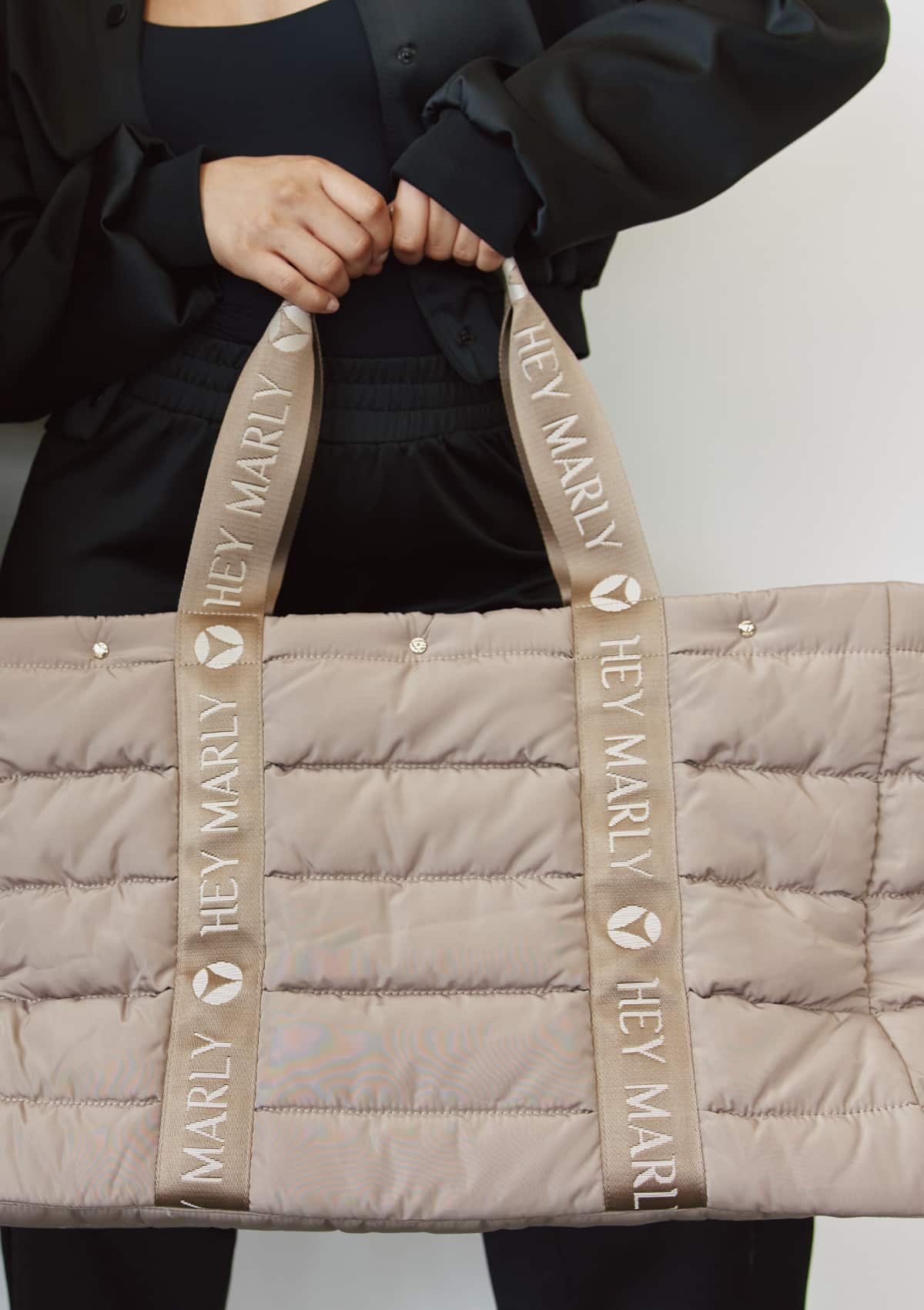 Tragebild mit Model auf neutralem Hintergrund des Produktes Travel Buddy in der Farbe Mocha