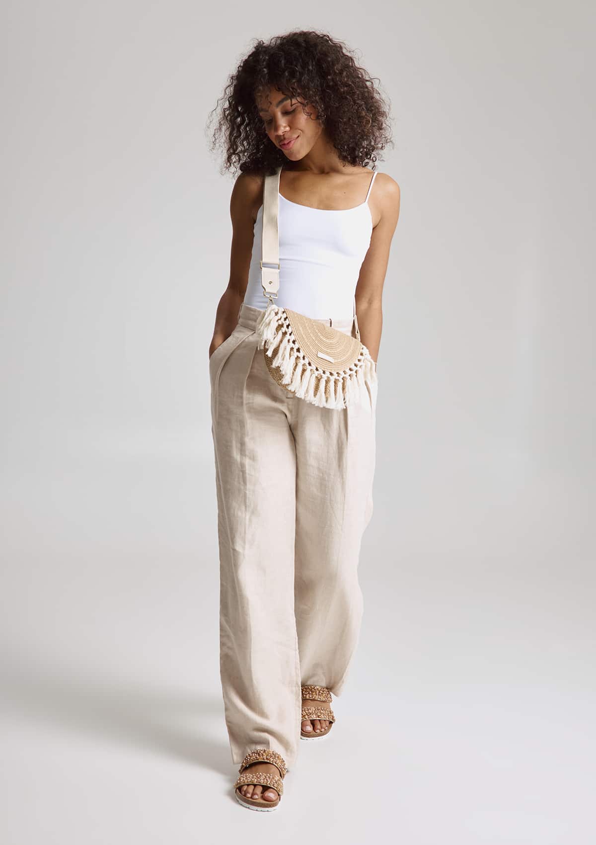 Tragebild mit Model auf neutralem Hintergrund des Produktes Soul Sister Straw in der Farbe Straw Honey