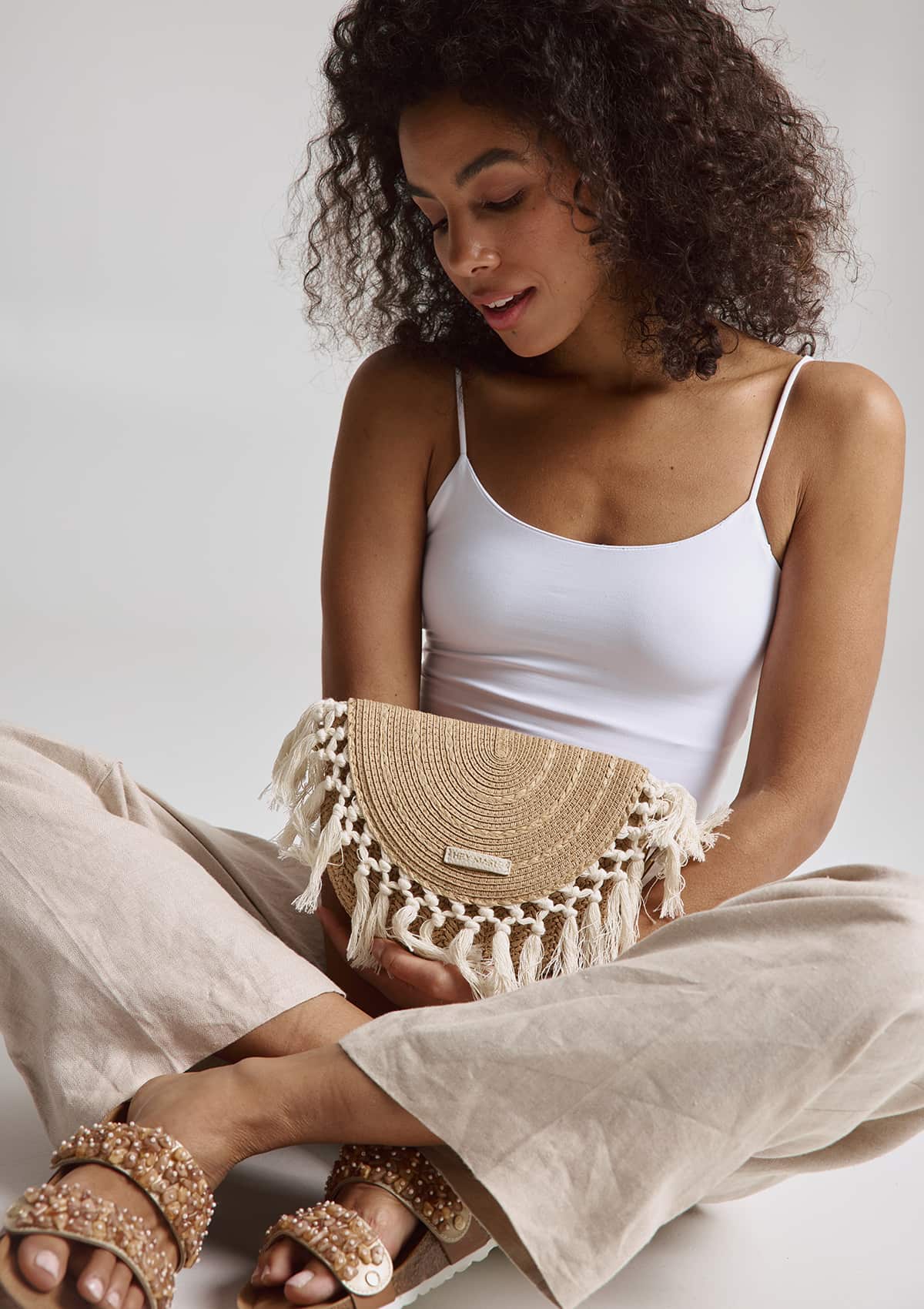 Tragebild mit Model auf neutralem Hintergrund des Produktes Soul Sister Straw in der Farbe Straw Honey