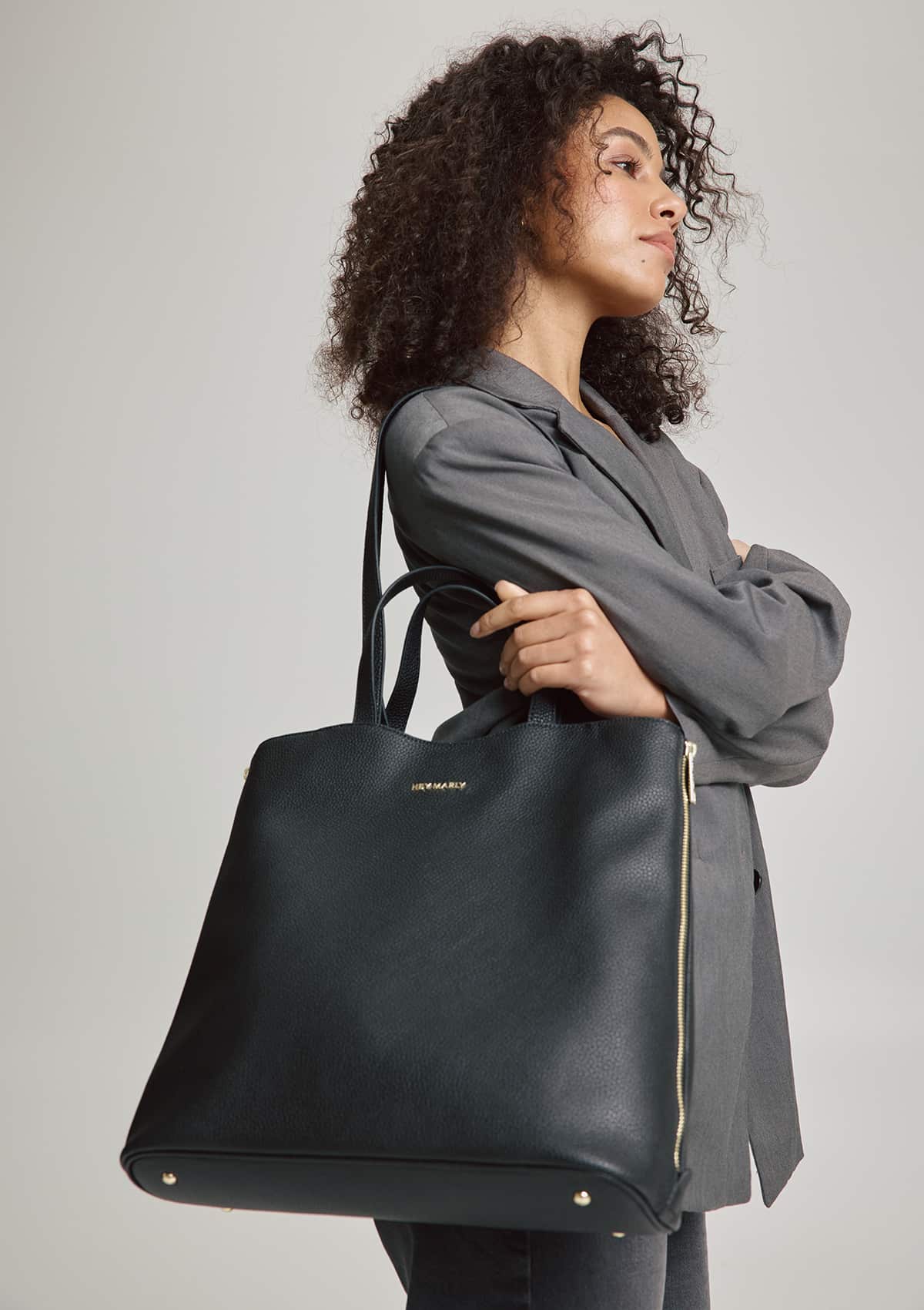 Tragebild mit Model auf neutralem Hintergrund des Produktes Pretty Pal in der Farbe Black