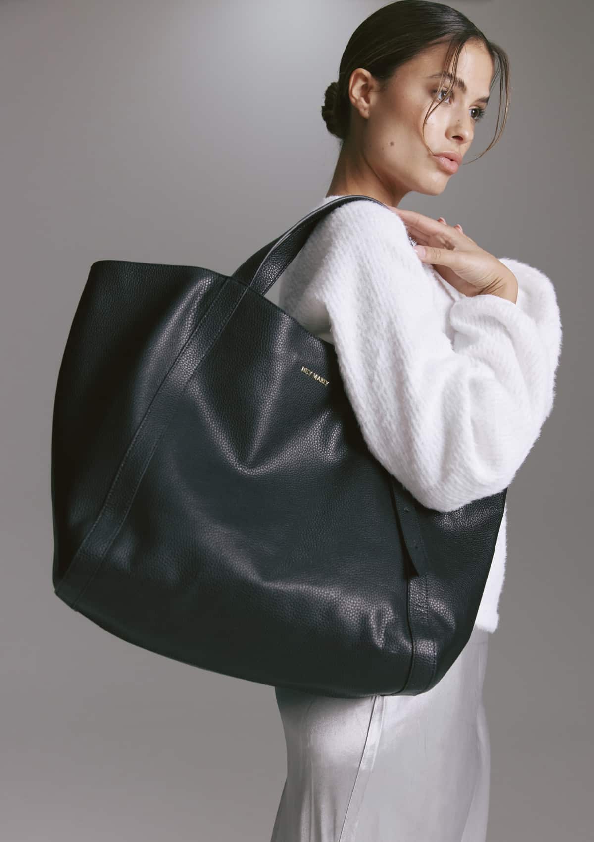 Tragebild mit Model auf neutralem Hintergrund des Produktes Pretty Wonder L in der Farbe Black in der Größe L