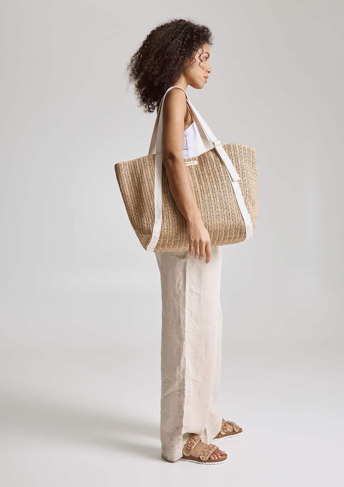 Tragebild mit Model auf neutralem Hintergrund des Produktes Pretty Wonder Straw L in der Farbe Straw Honey in der Größe L