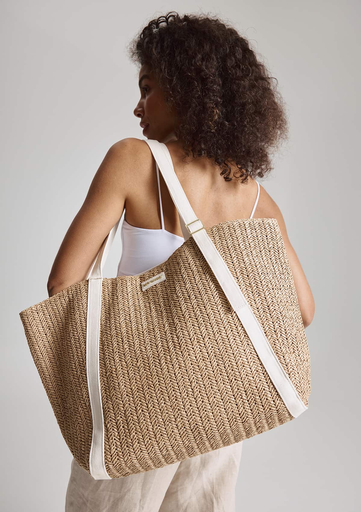 Tragebild mit Model auf neutralem Hintergrund des Produktes Pretty Wonder Straw L in der Farbe Straw Honey in der Größe L