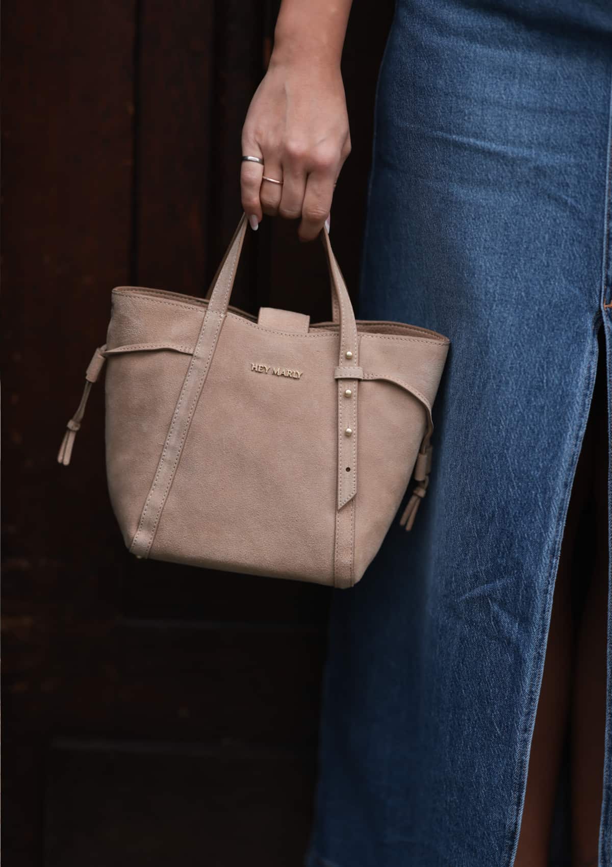 Tragebild mit Model auf neutralem Hintergrund des Produktes Pretty Wonder Suede S in der Farbe Sand in der Größe S