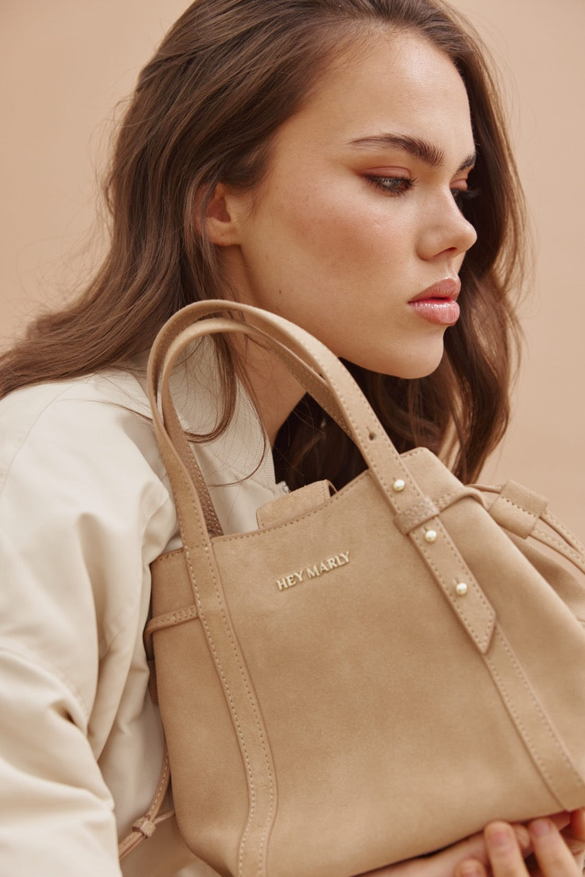 Tragebild mit Model auf neutralem Hintergrund des Produktes Pretty Wonder Suede S in der Farbe Sand in der Größe S