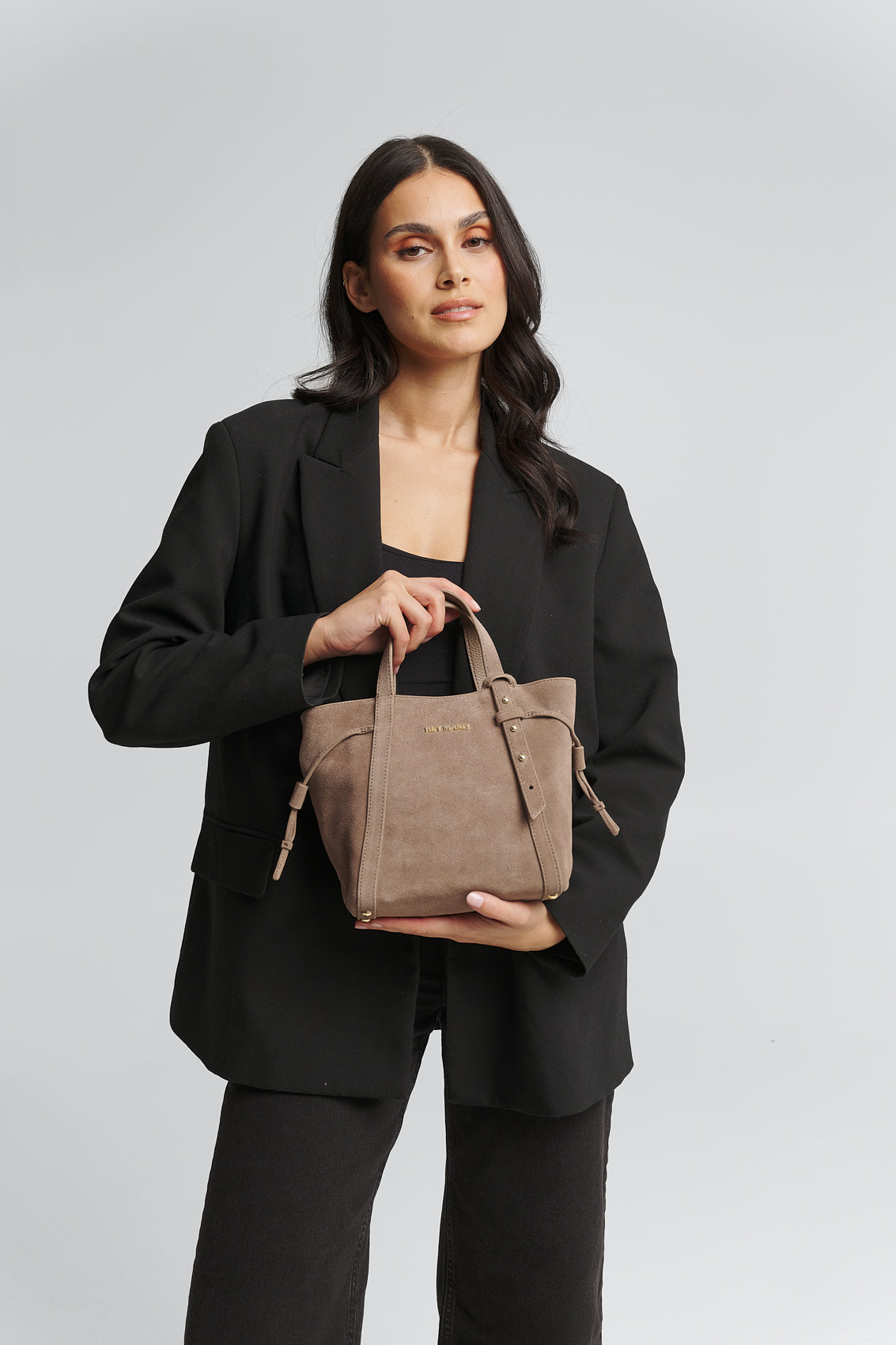 Tragebild mit Model auf neutralem Hintergrund des Produktes Pretty Wonder Suede S in der Farbe Mocha in der Größe S