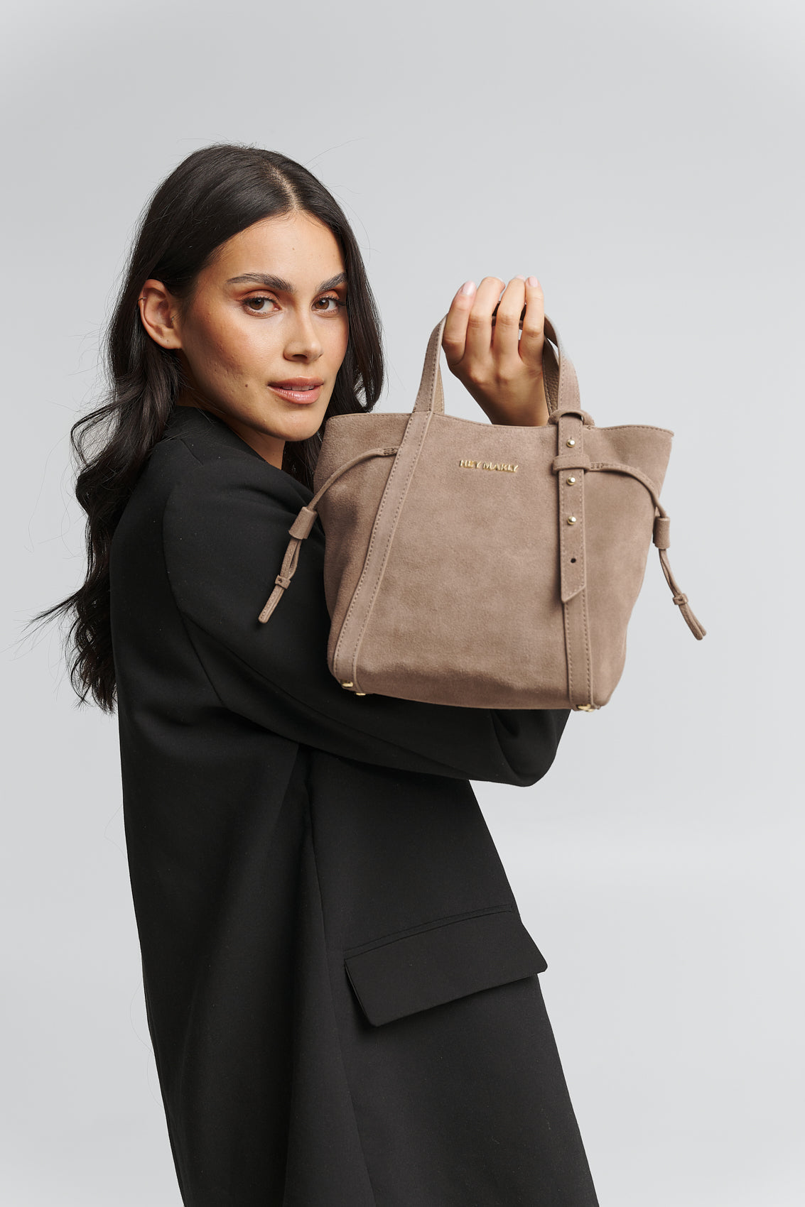 Tragebild mit Model auf neutralem Hintergrund des Produktes Pretty Wonder Suede S in der Farbe Mocha in der Größe S