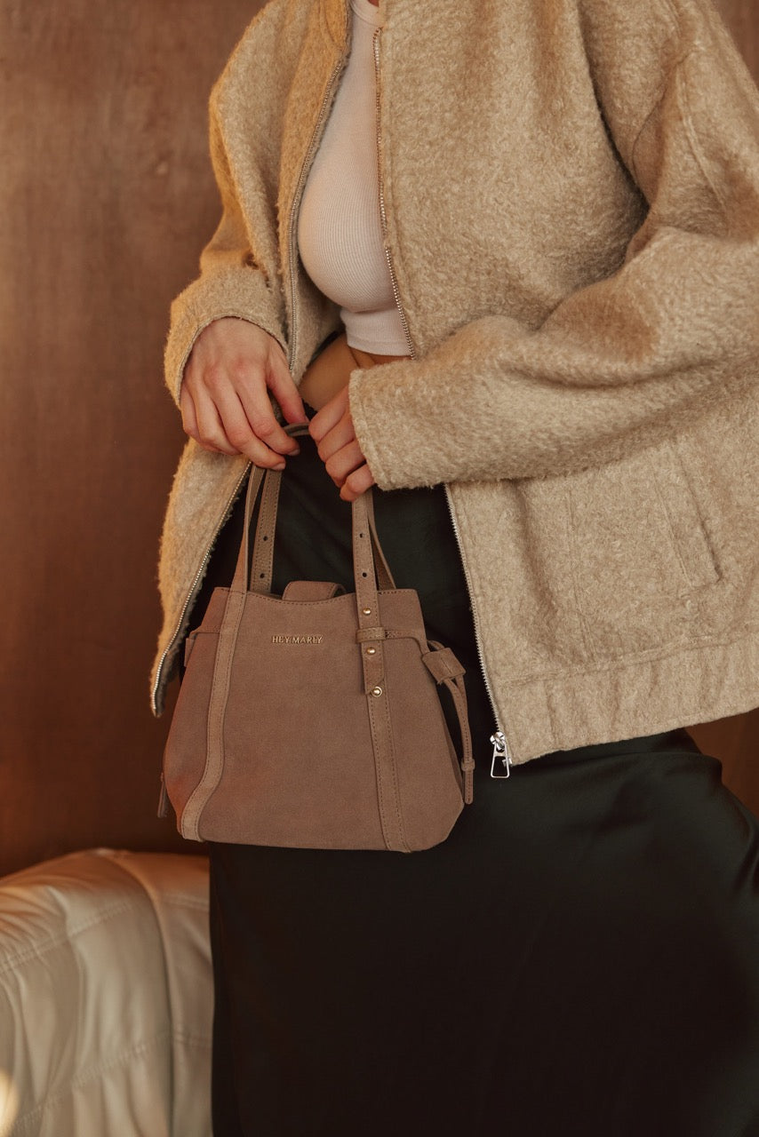 Tragebild mit Model auf neutralem Hintergrund des Produktes Pretty Wonder Suede S in der Farbe Mocha in der Größe S
