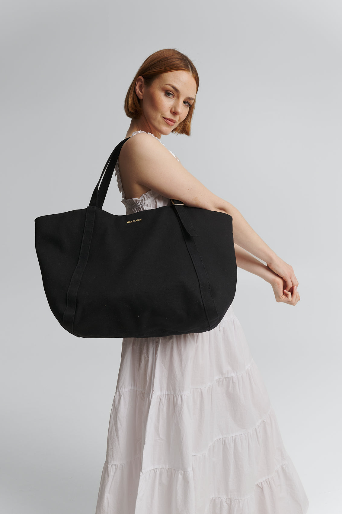 Tragebild mit Model auf neutralem Hintergrund des Produktes Pretty Wonder Canvas L in der Farbe Black in der Größe L