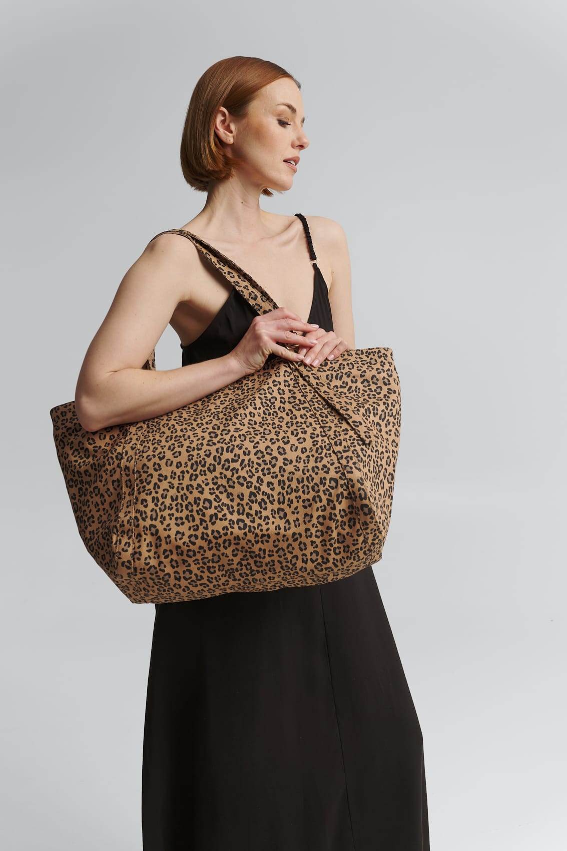 Tragebild mit Model auf neutralem Hintergrund des Produktes Pretty Wonder Canvas L in der Farbe Leo in der Größe L