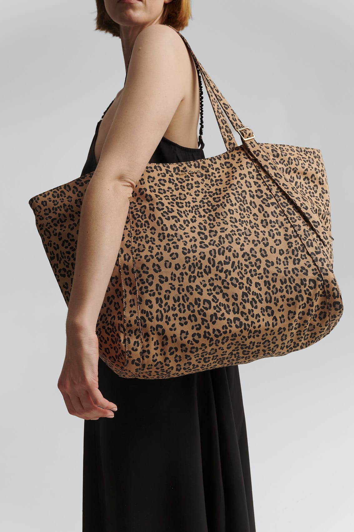 Tragebild mit Model auf neutralem Hintergrund des Produktes Pretty Wonder Canvas L in der Farbe Leo in der Größe L