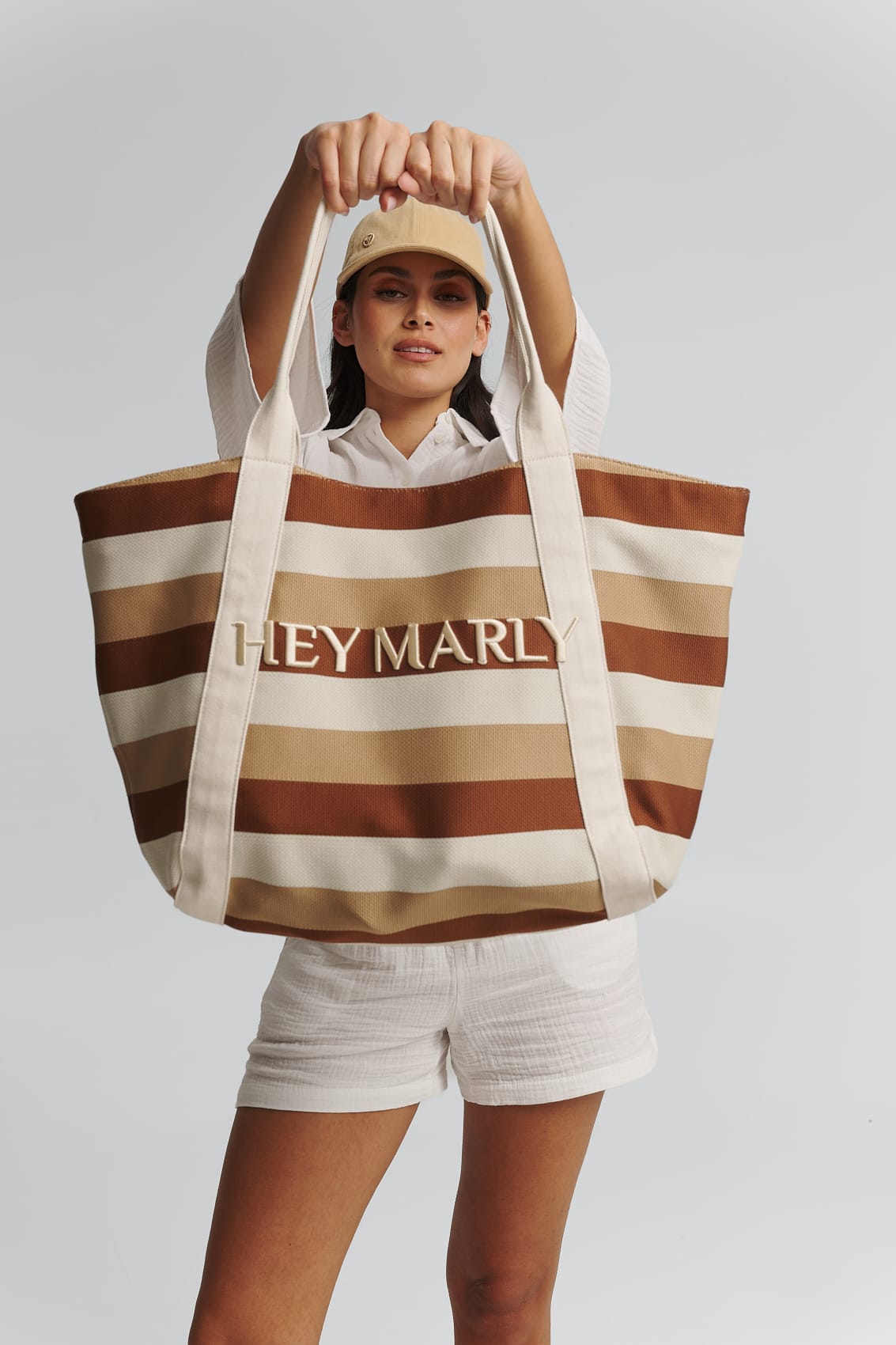 Tragebild mit Model auf neutralem Hintergrund des Produktes Summer Wonder L in der Farbe Crema-Sand-Cognac in der Größe L