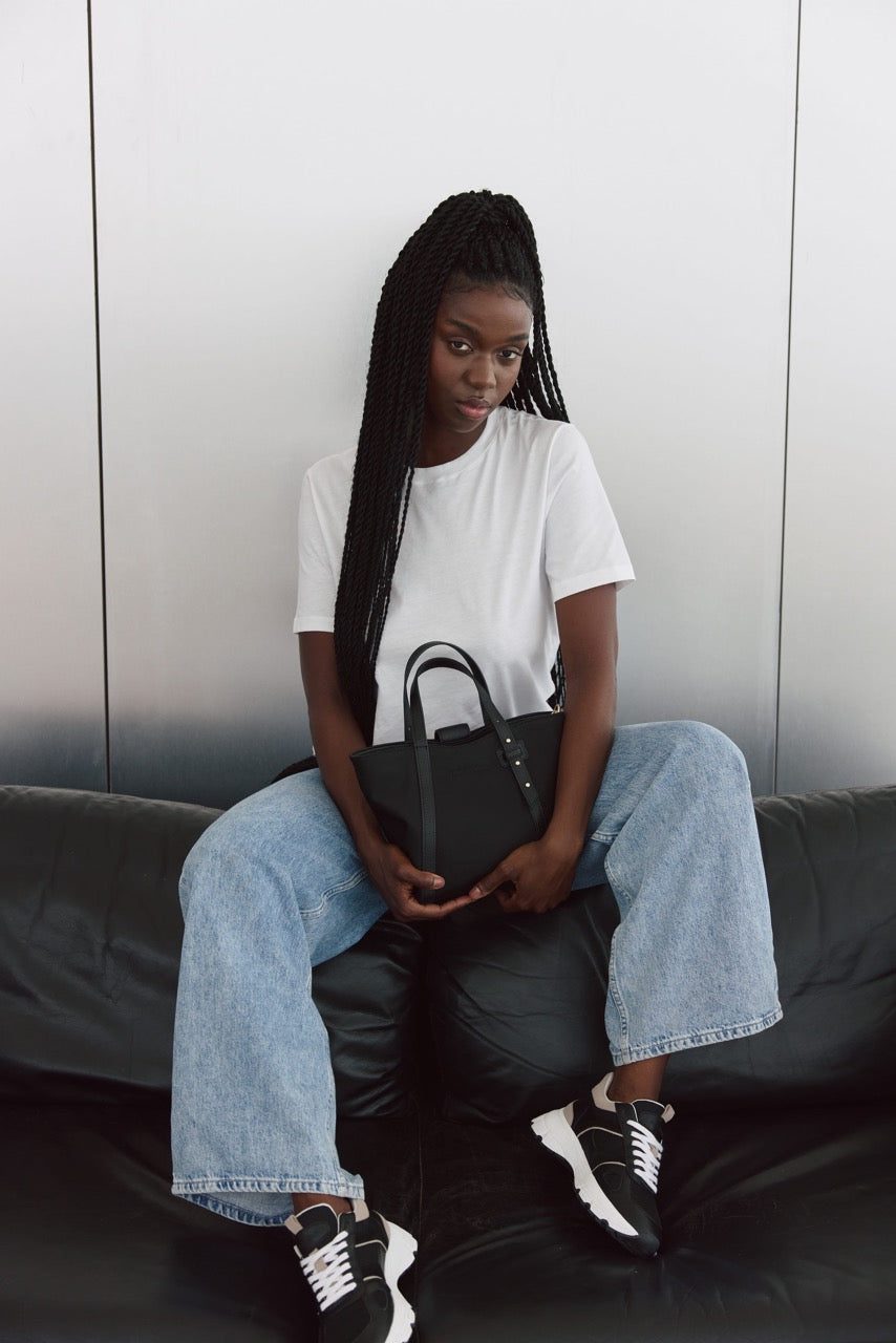 Tragebild mit Model auf neutralem Hintergrund des Produktes Pretty Wonder Nylon S in der Farbe Black in der Größe S