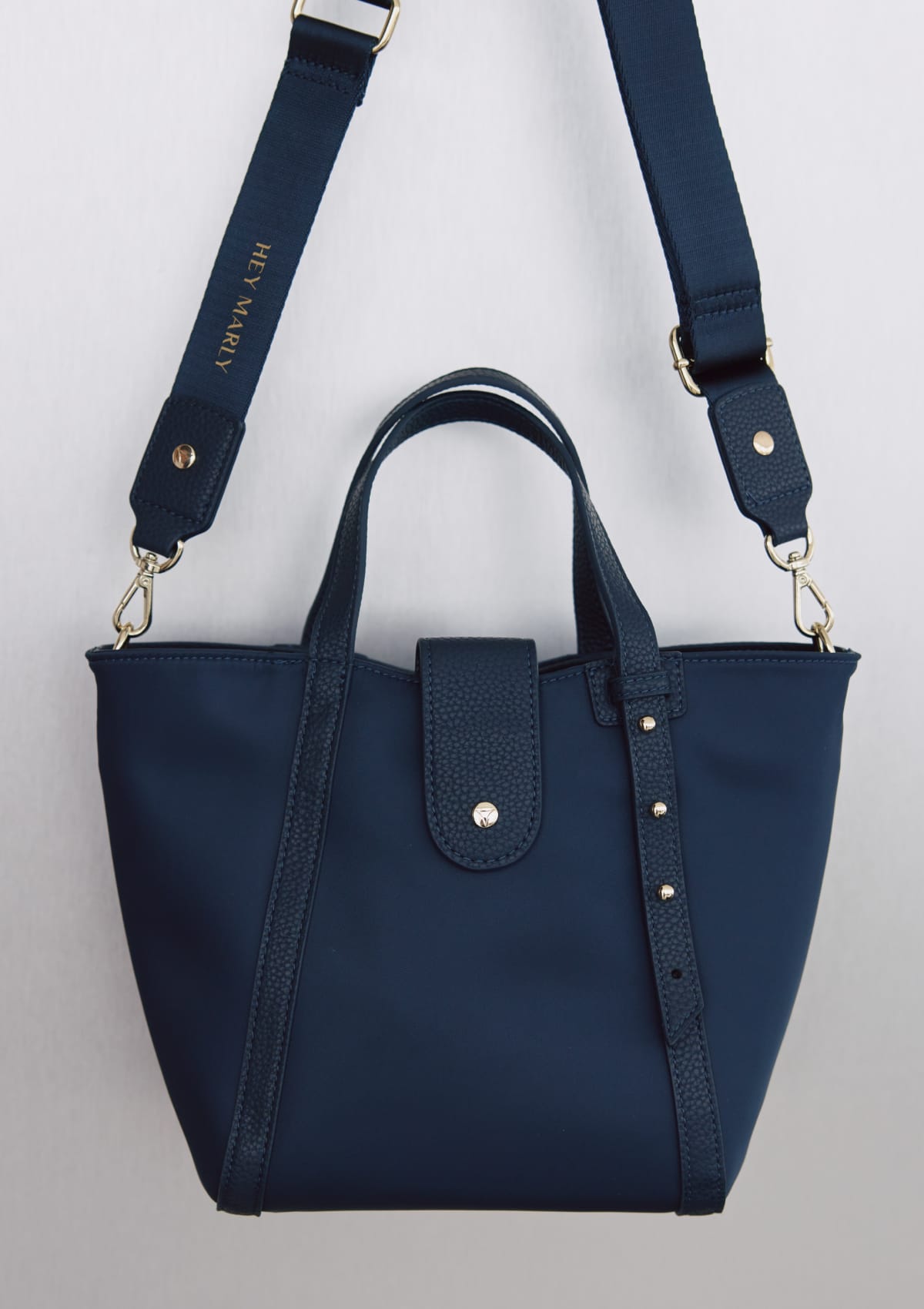 Tragebild mit Model auf neutralem Hintergrund des Produktes Pretty Wonder Nylon S in der Farbe Blue in der Größe S