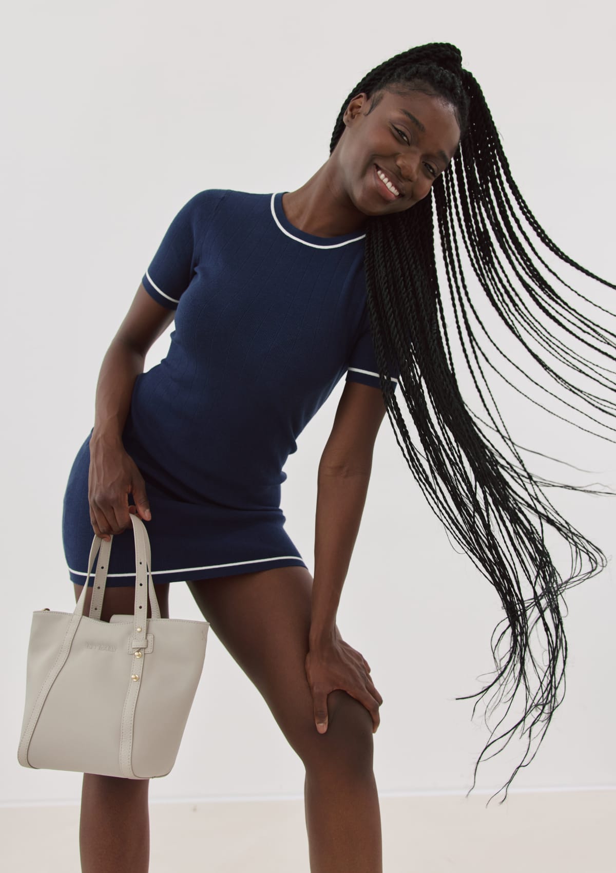 Tragebild mit Model auf neutralem Hintergrund des Produktes Pretty Wonder Nylon S in der Farbe Greige in der Größe S