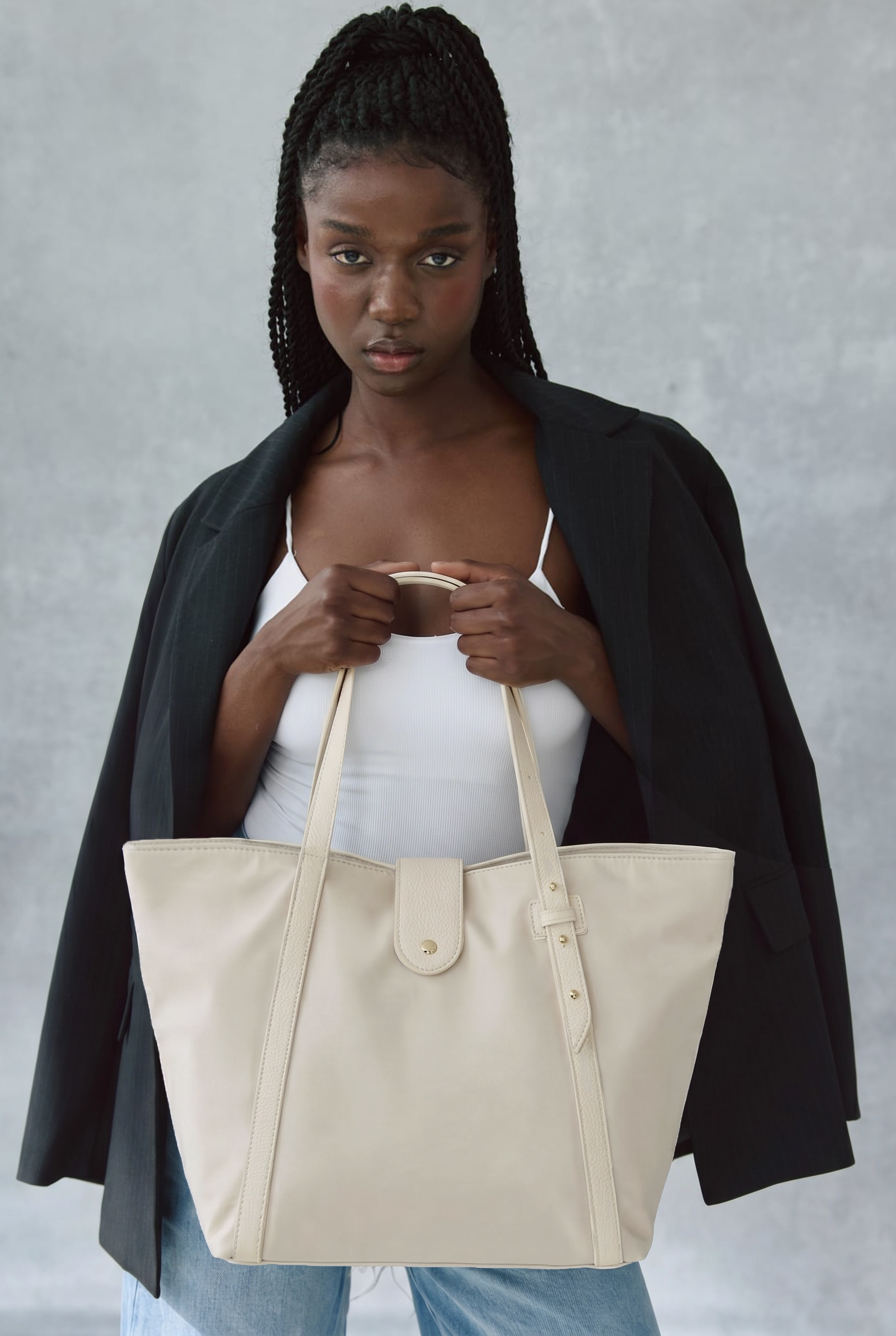 Tragebild auf neutralem Hintergrund des Produktes Pretty Wonder Nylon M in der Farbe Crema in der Größe M