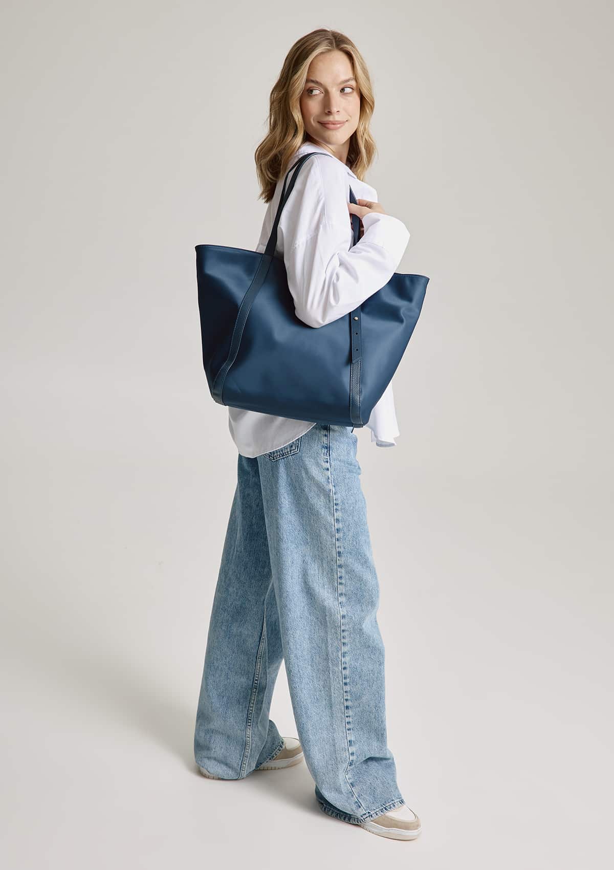 Tragebild mit Model auf neutralem Hintergrund des Produktes Pretty Wonder Nylon M in der Farbe Blue in der Größe M