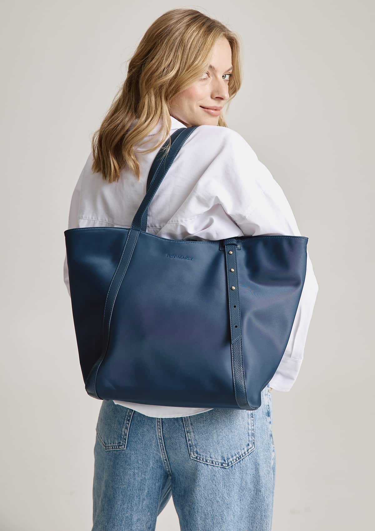 Tragebild mit Model auf neutralem Hintergrund des Produktes Pretty Wonder Nylon M in der Farbe Blue in der Größe M