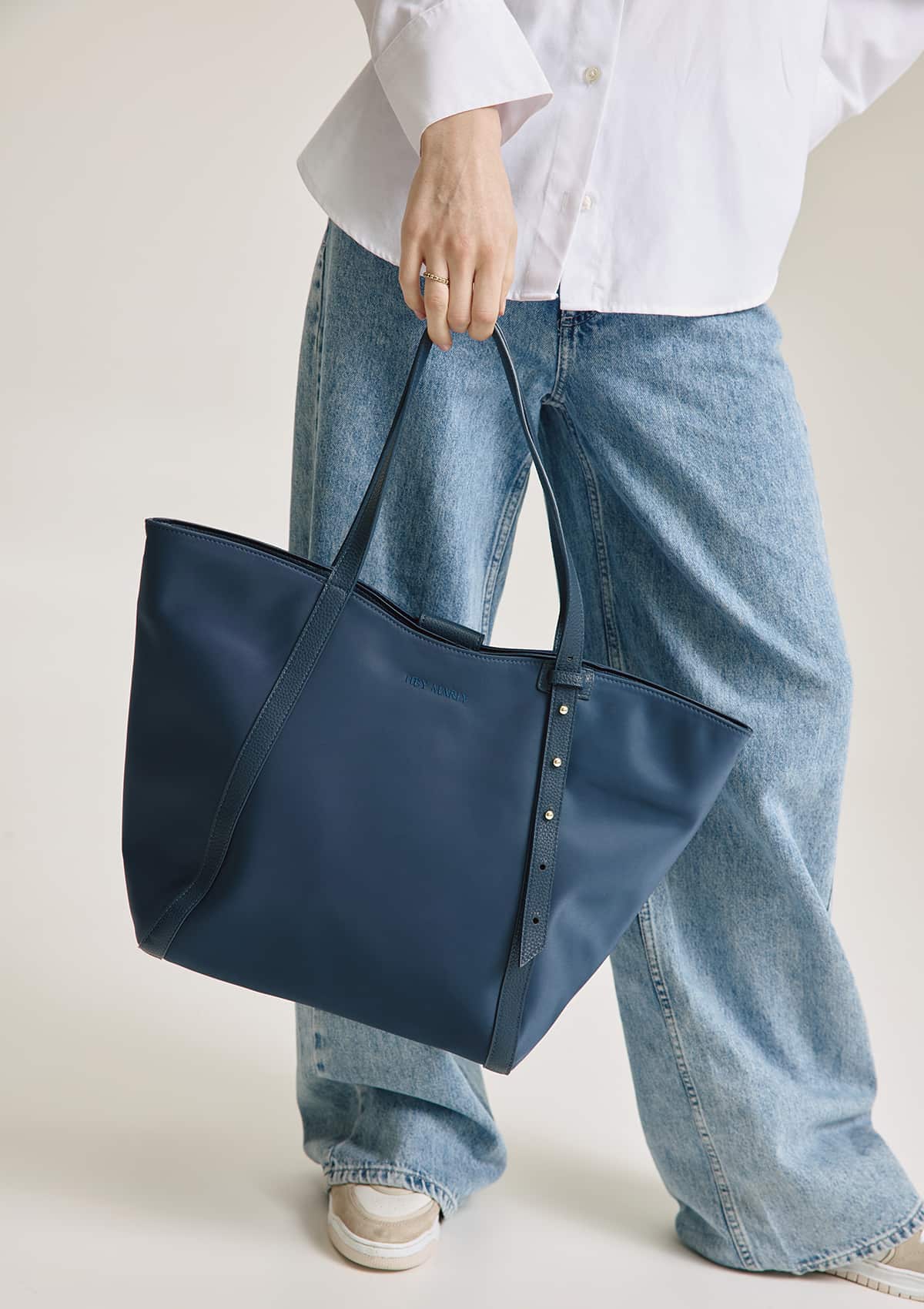 Tragebild mit Model auf neutralem Hintergrund des Produktes Pretty Wonder Nylon M in der Farbe Blue in der Größe M