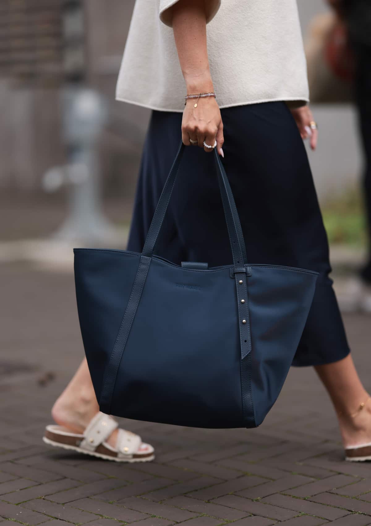 Tragebild mit Model auf neutralem Hintergrund des Produktes Pretty Wonder Nylon M in der Farbe Blue in der Größe M