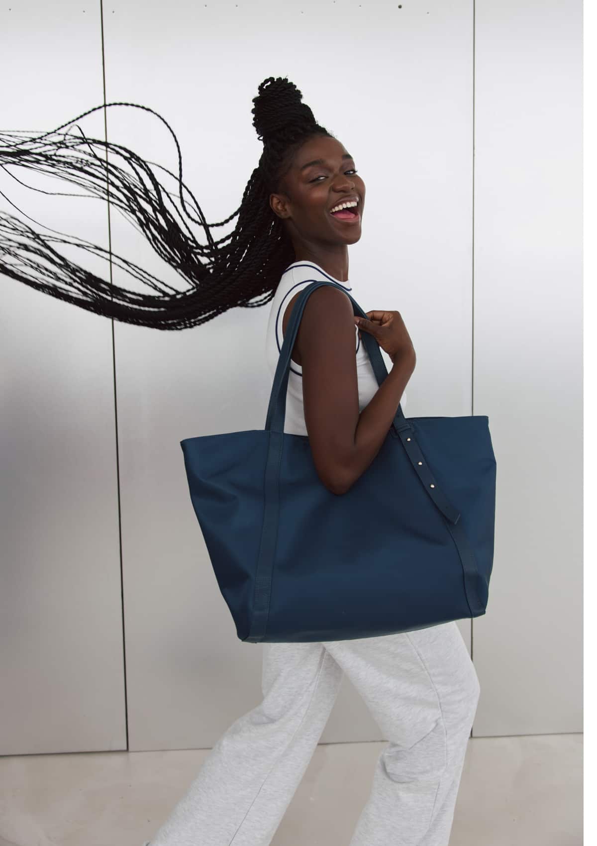 Tragebild mit Model auf neutralem Hintergrund des Produktes Pretty Wonder Nylon L in der Farbe Blue in der Größe L