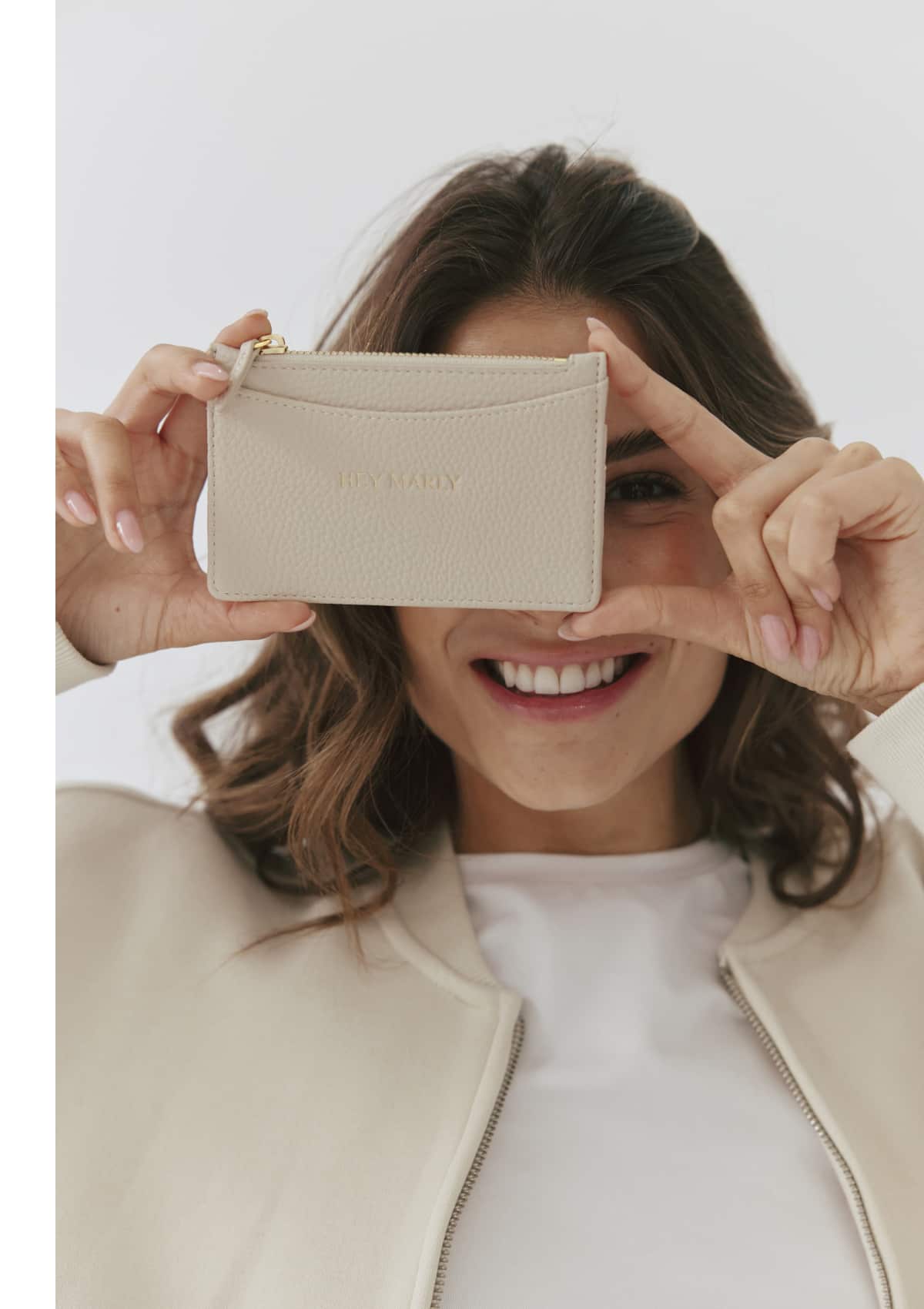 Tragebild mit Model auf neutralem Hintergrund des Produktes Card Coin Wallet in der Farbe Crema