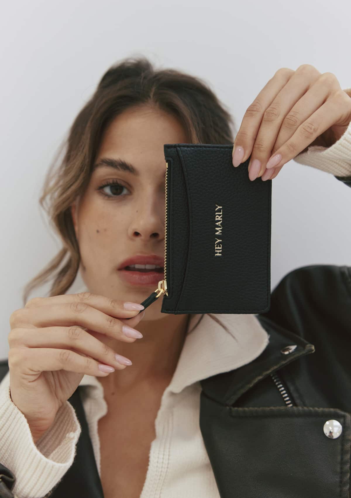 Tragebild mit Model auf neutralem Hintergrund des Produktes Card Coin Wallet in der Farbe Black